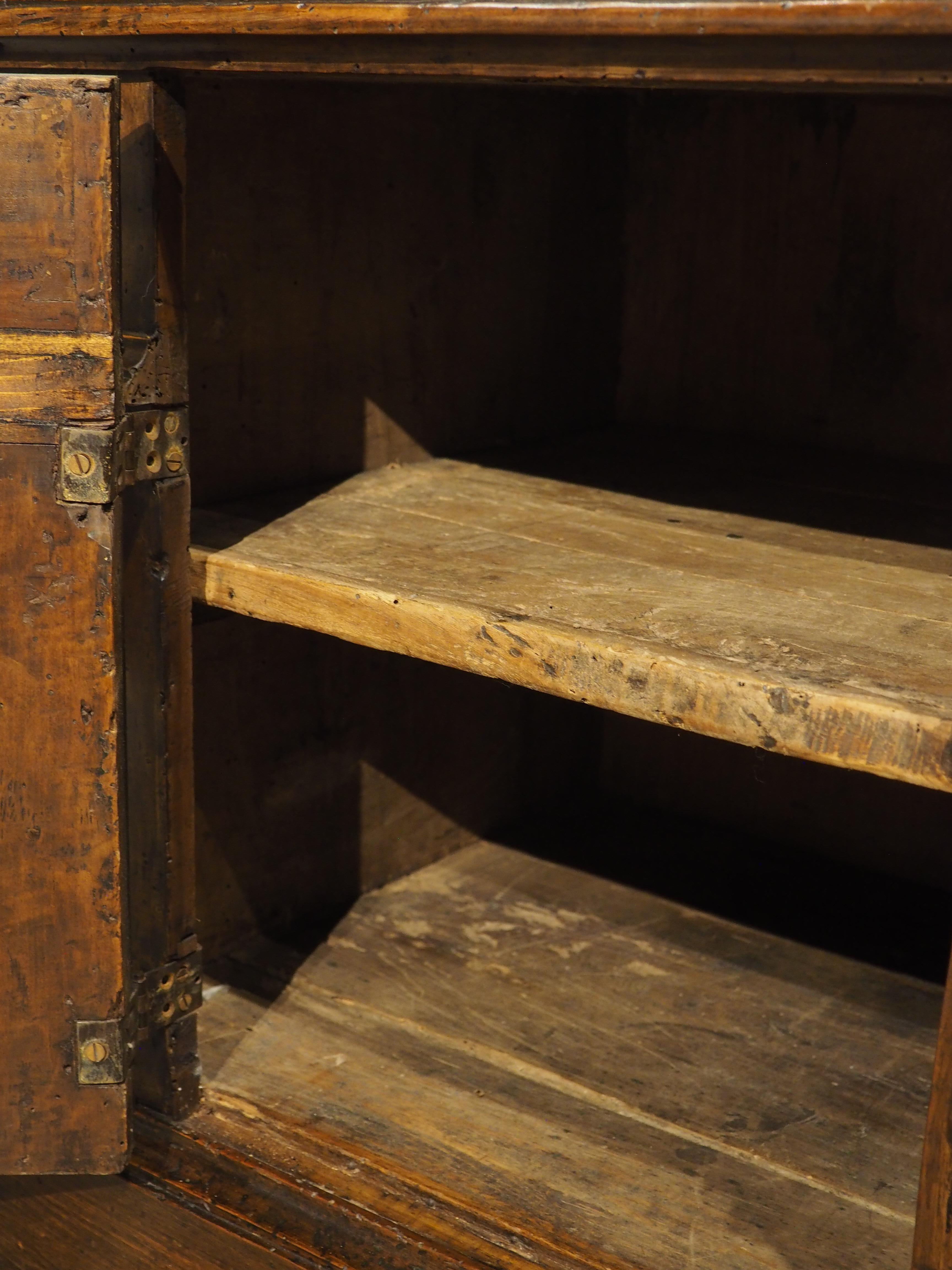 Rare petite crédence en noyer et laiton de Bologne, Italie, vers 1550 en vente 3