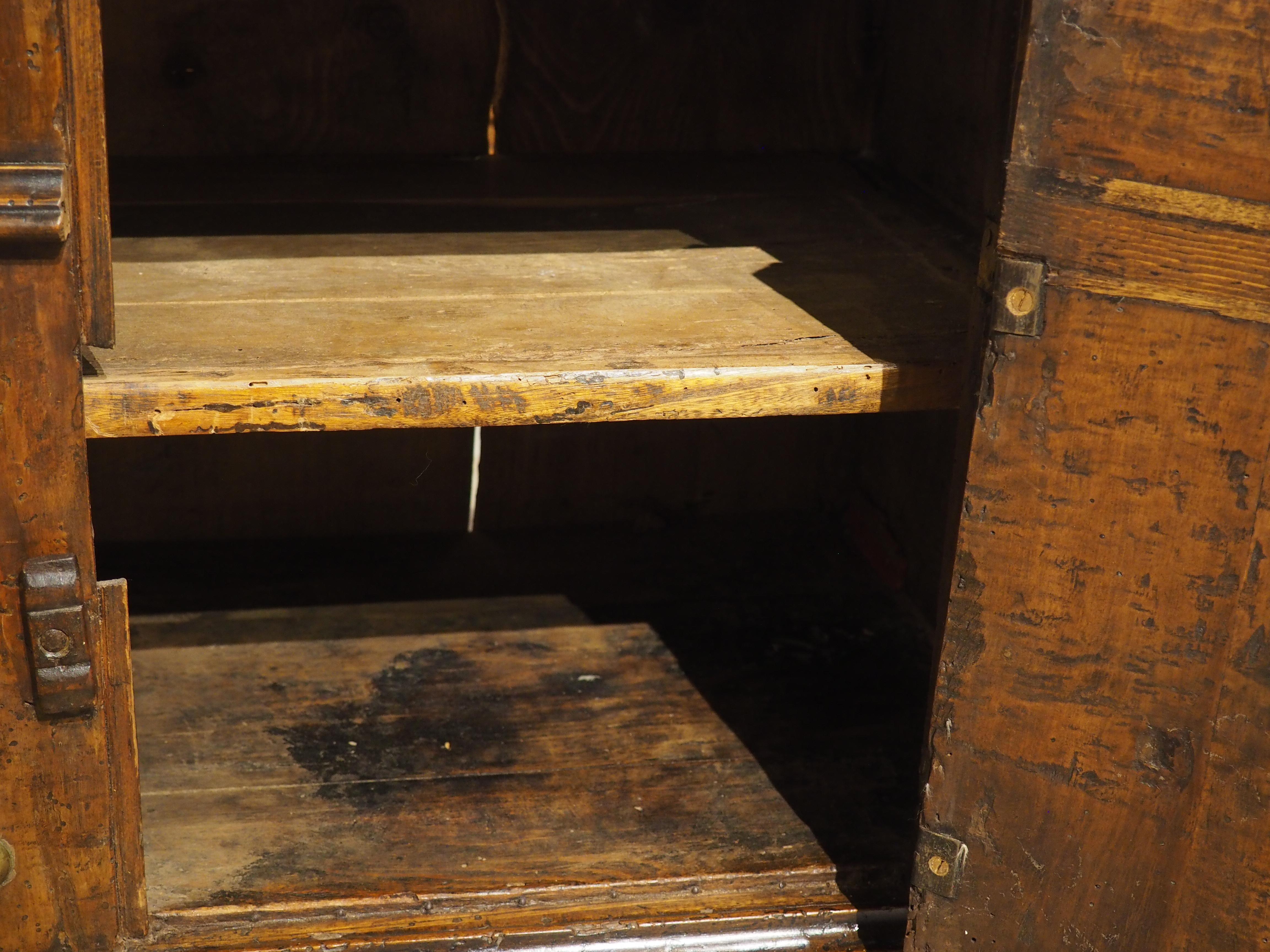 Rare petite crédence en noyer et laiton de Bologne, Italie, vers 1550 en vente 4