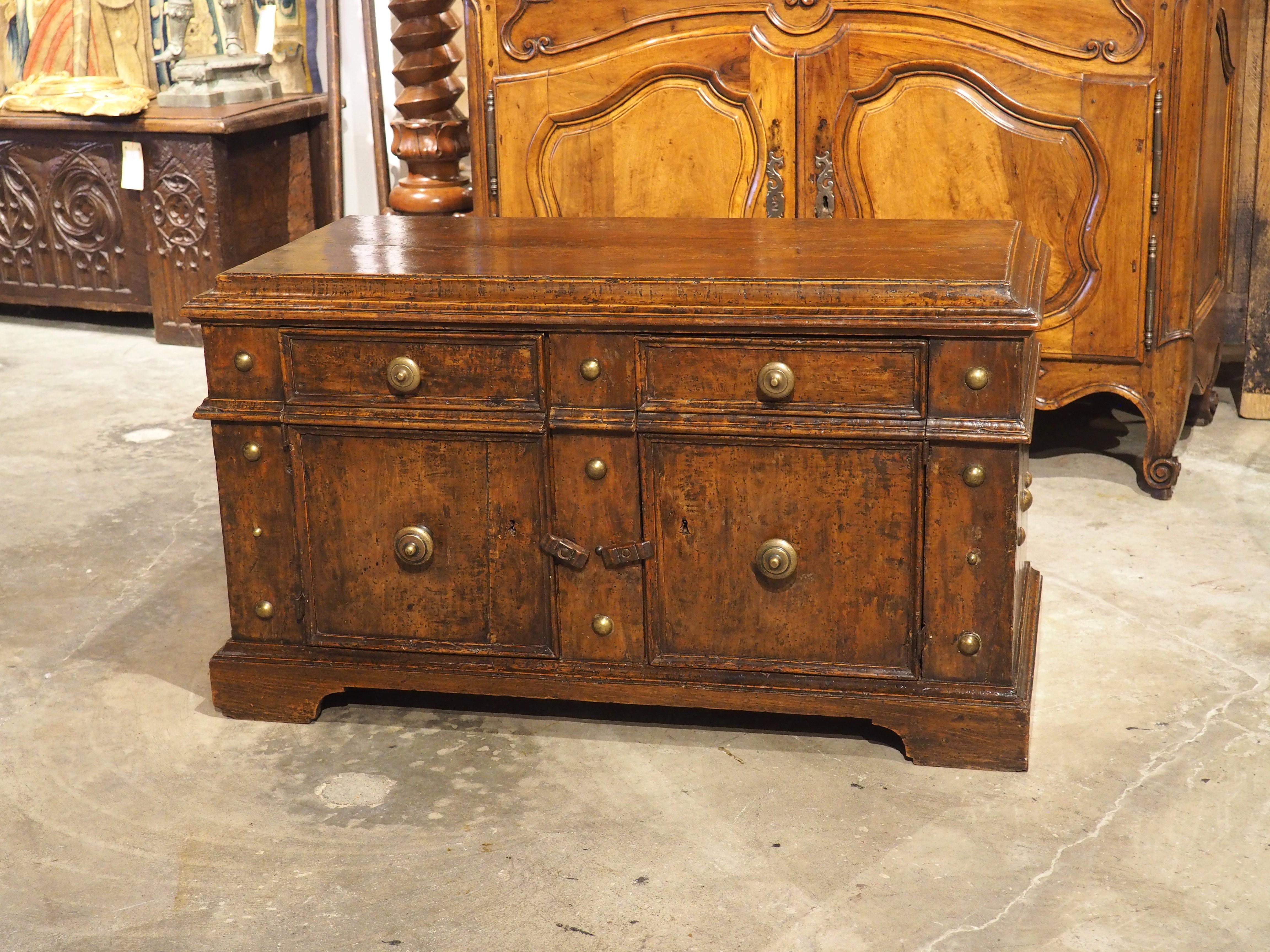 Rare petite crédence en noyer et laiton de Bologne, Italie, vers 1550 en vente 5