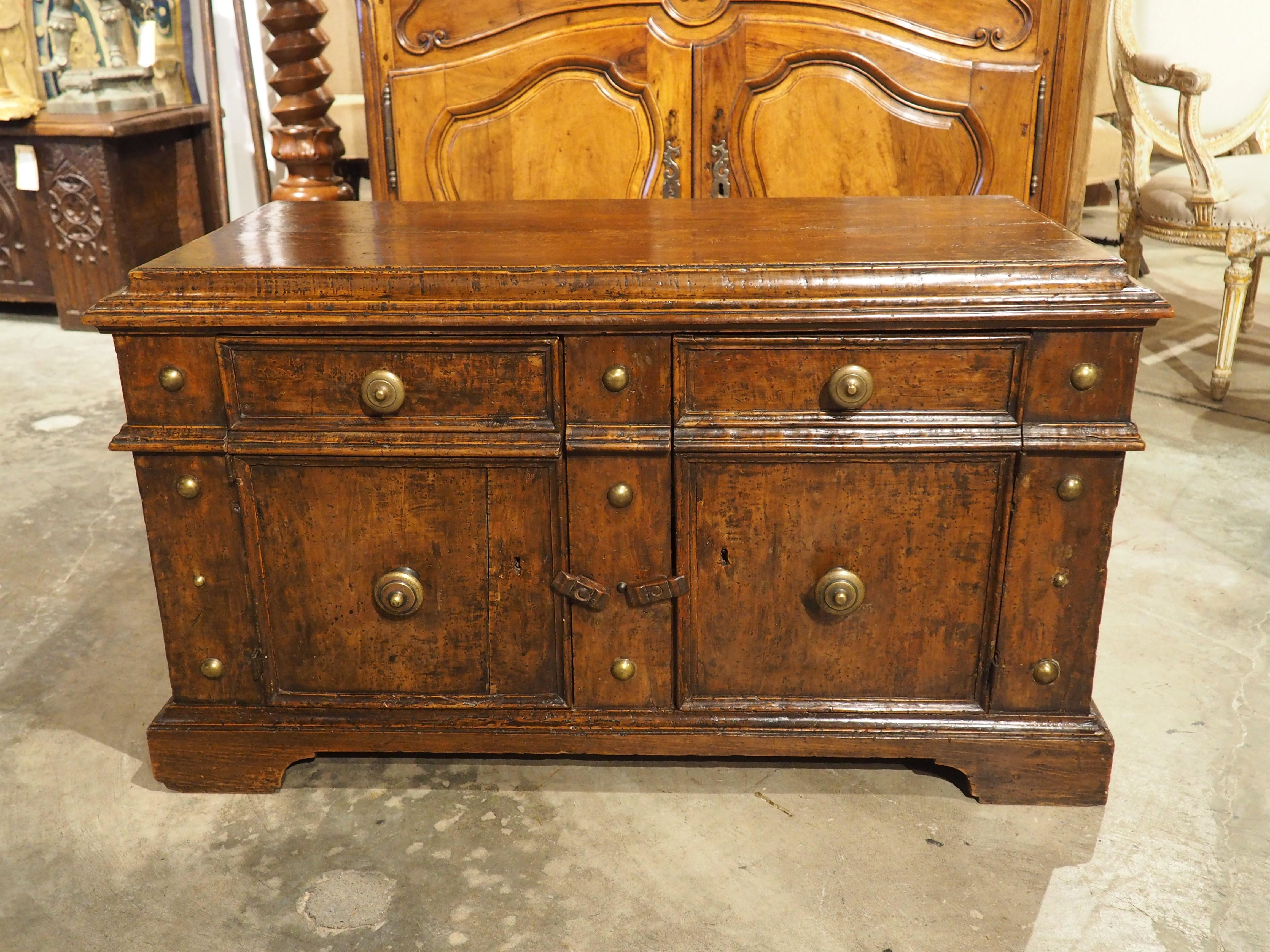 Rare petite crédence en noyer et laiton de Bologne, Italie, vers 1550 en vente 6