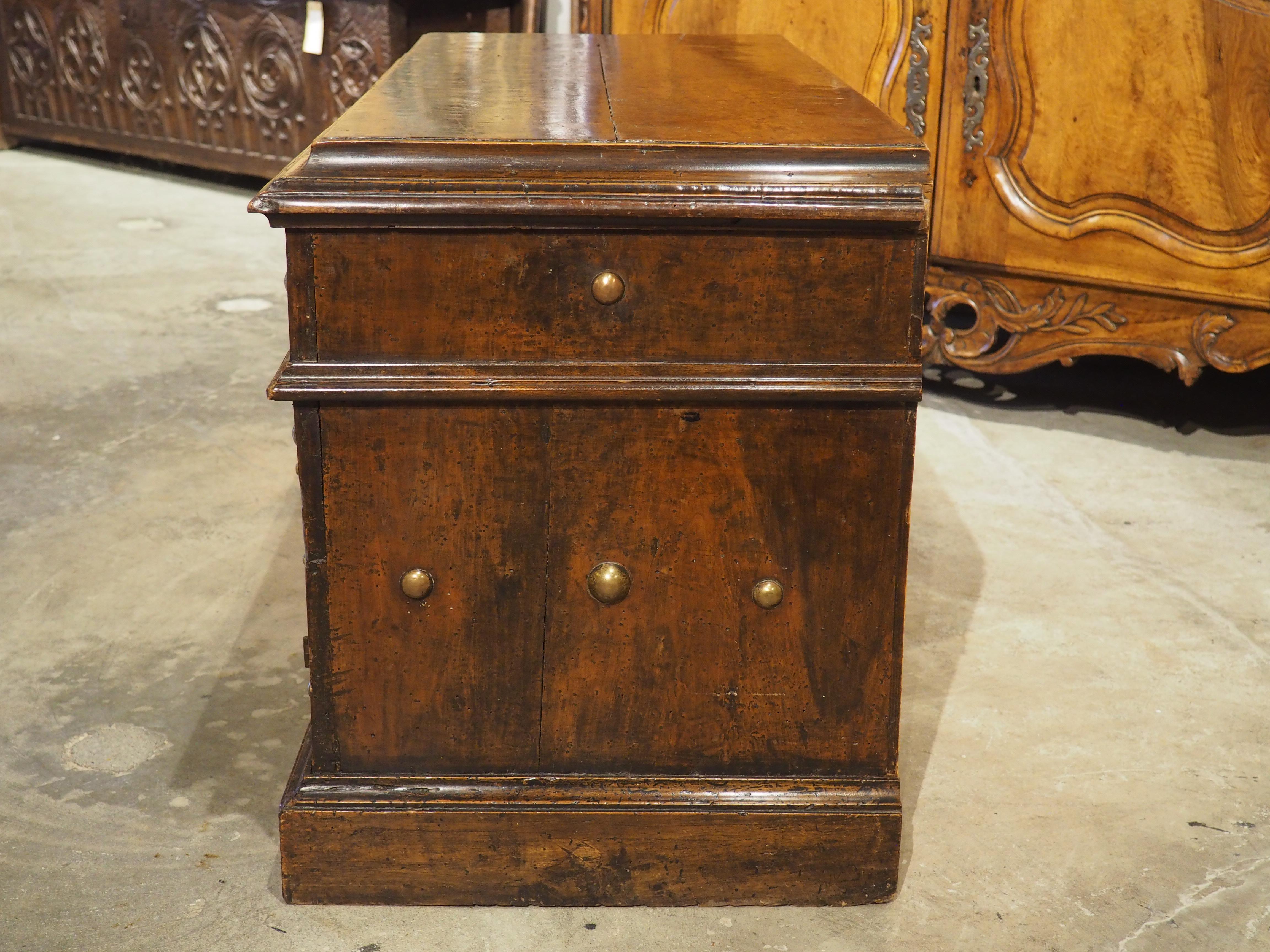 Rare petite crédence en noyer et laiton de Bologne, Italie, vers 1550 en vente 7