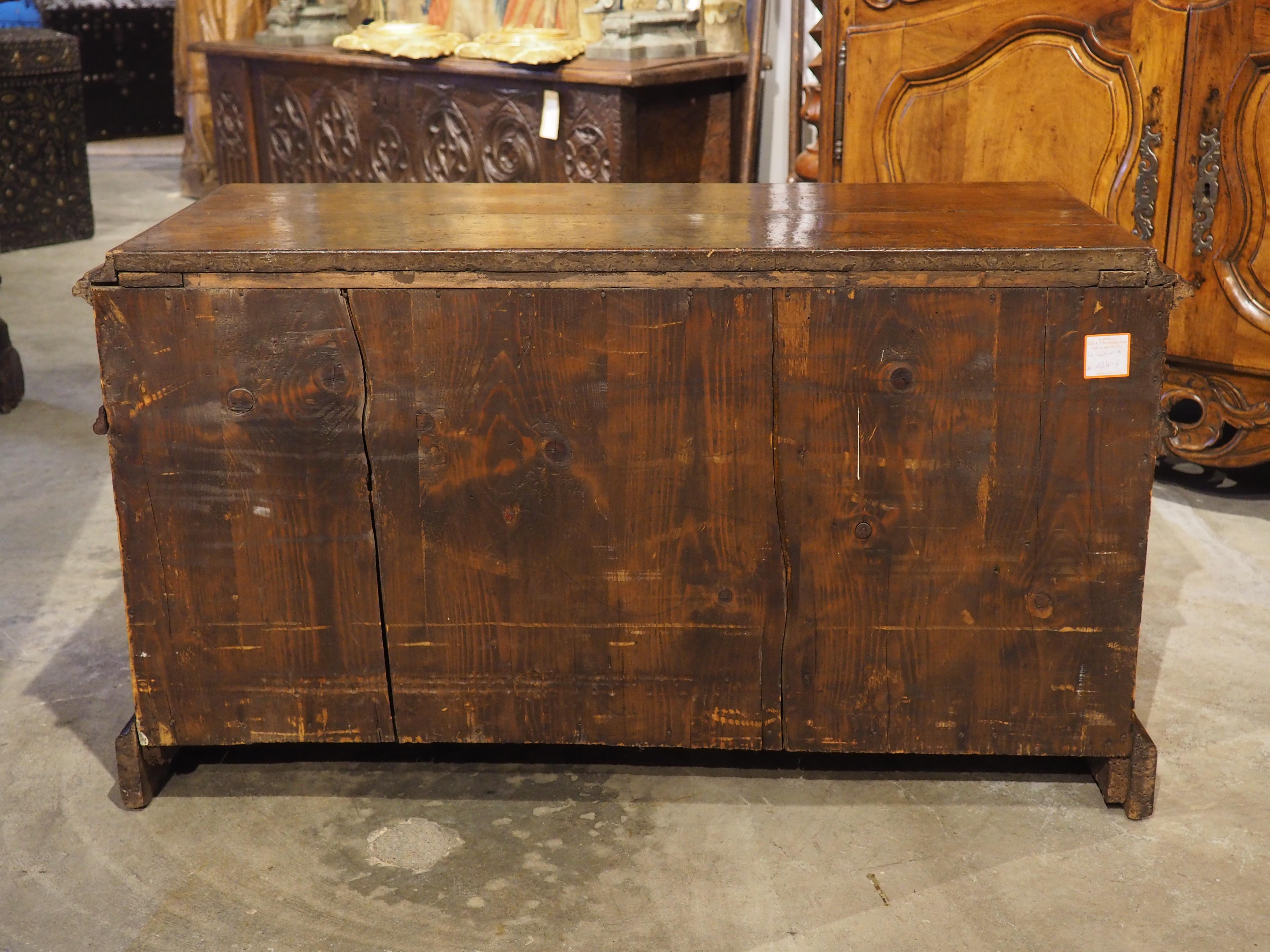 Rare petite crédence en noyer et laiton de Bologne, Italie, vers 1550 en vente 8
