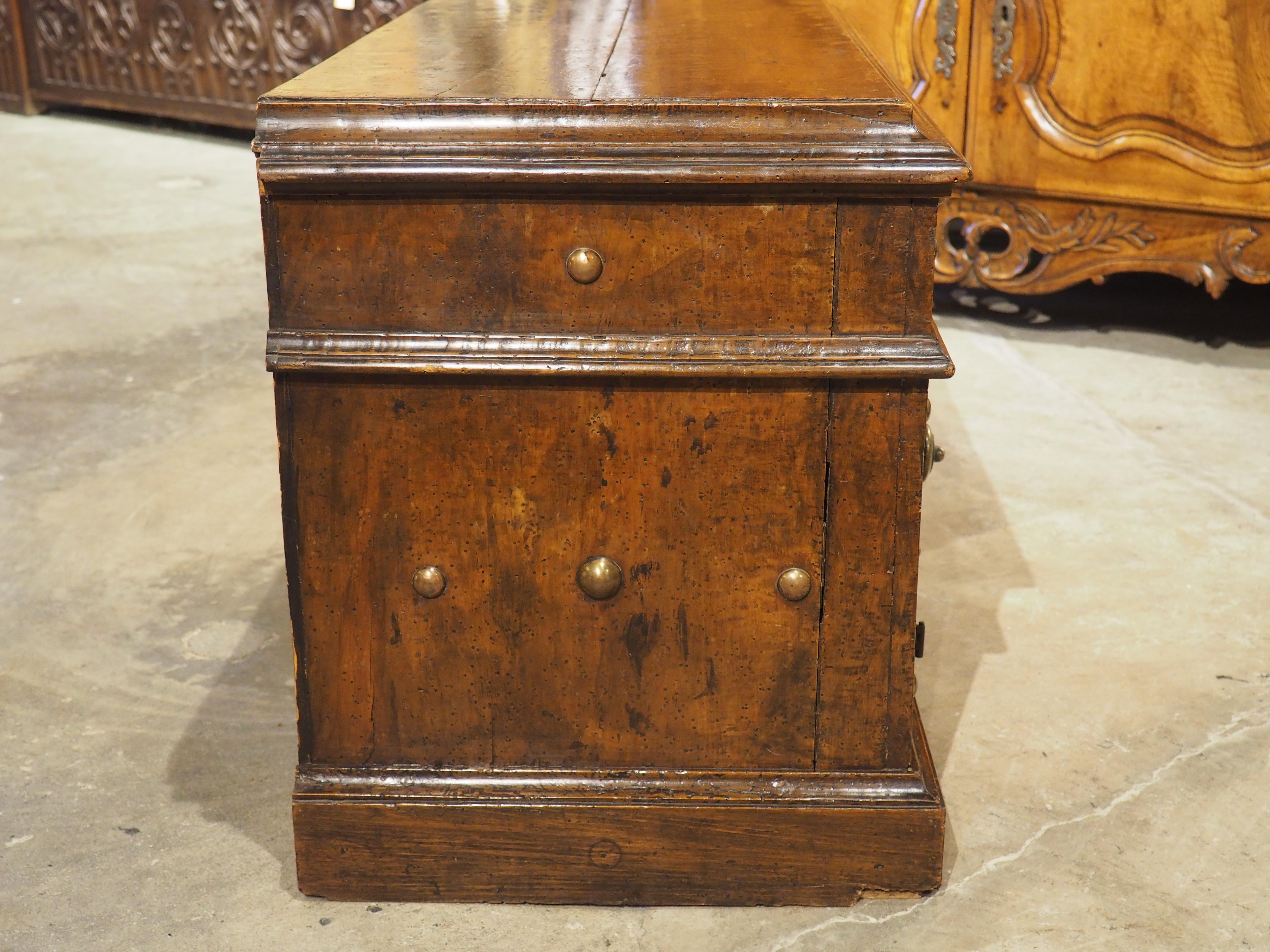 Rare petite crédence en noyer et laiton de Bologne, Italie, vers 1550 en vente 9