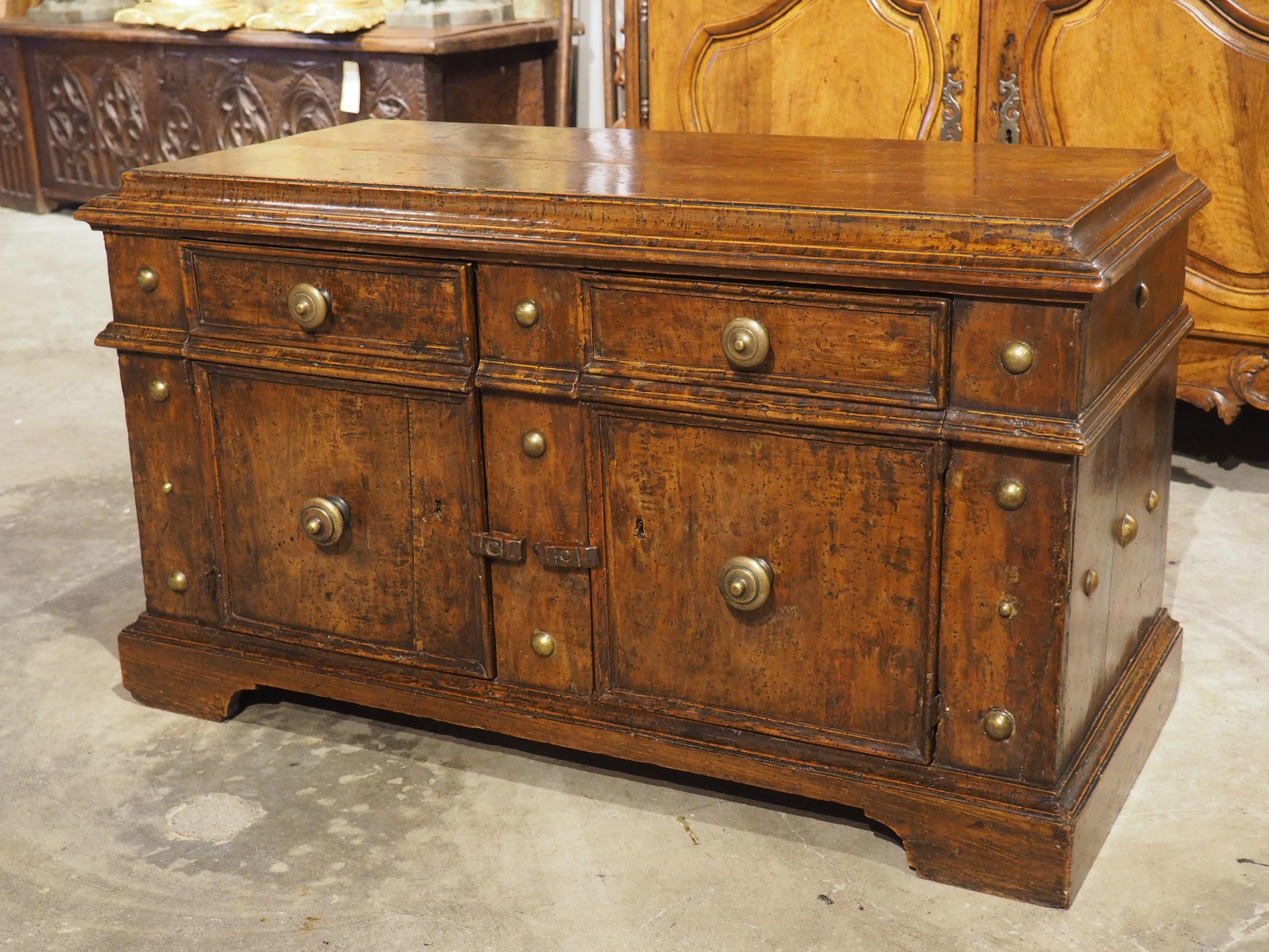 Rare petite crédence en noyer et laiton de Bologne, Italie, vers 1550 en vente 10