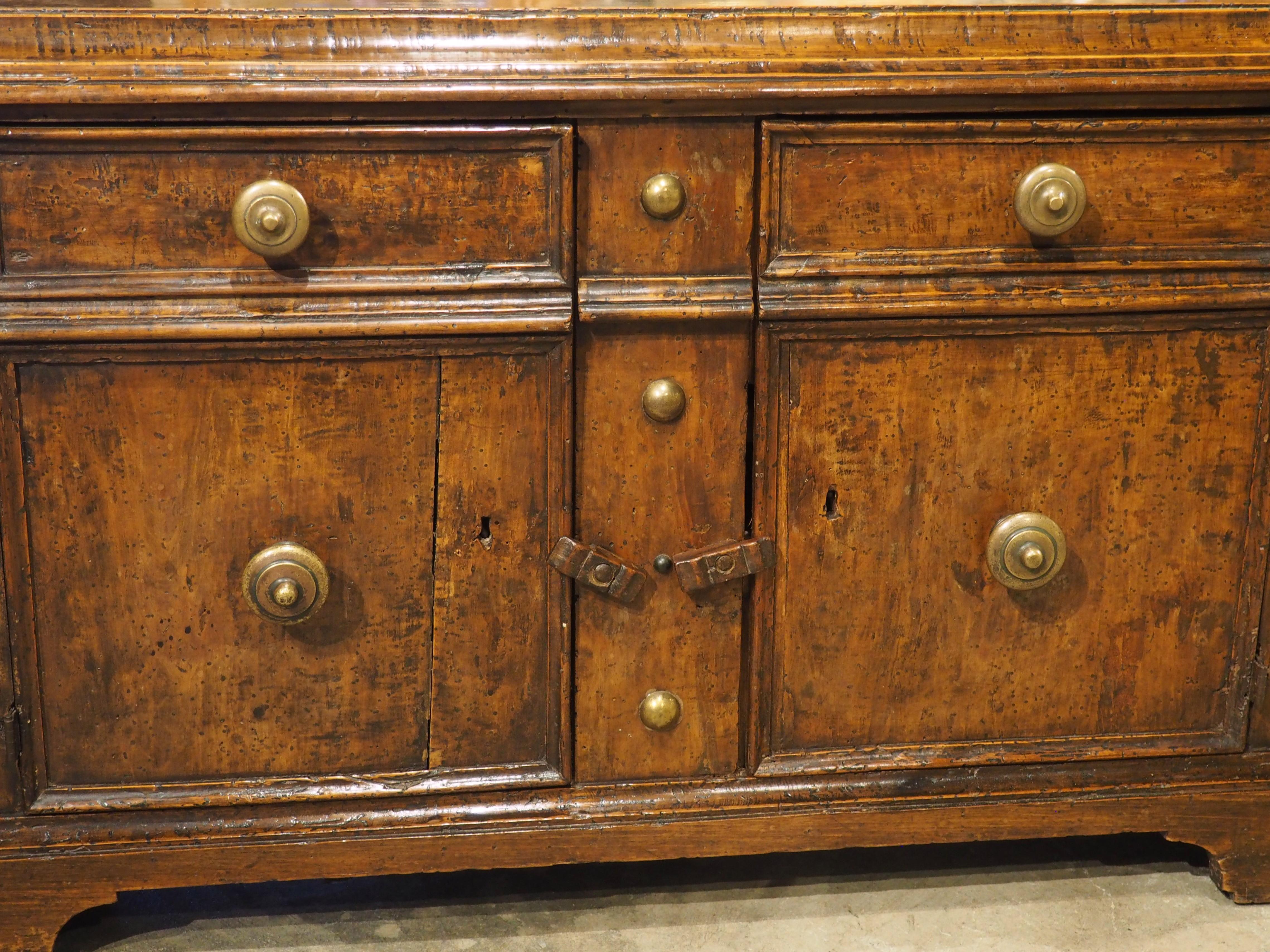 Datant de la Renaissance (vers 1550), cette petite crédence, connue sous le nom de credenzino, est assez rare. Avec seulement 22 ½ pouces de hauteur et 40 pouces de largeur, cette belle pièce de rangement peut être placée dans des endroits où