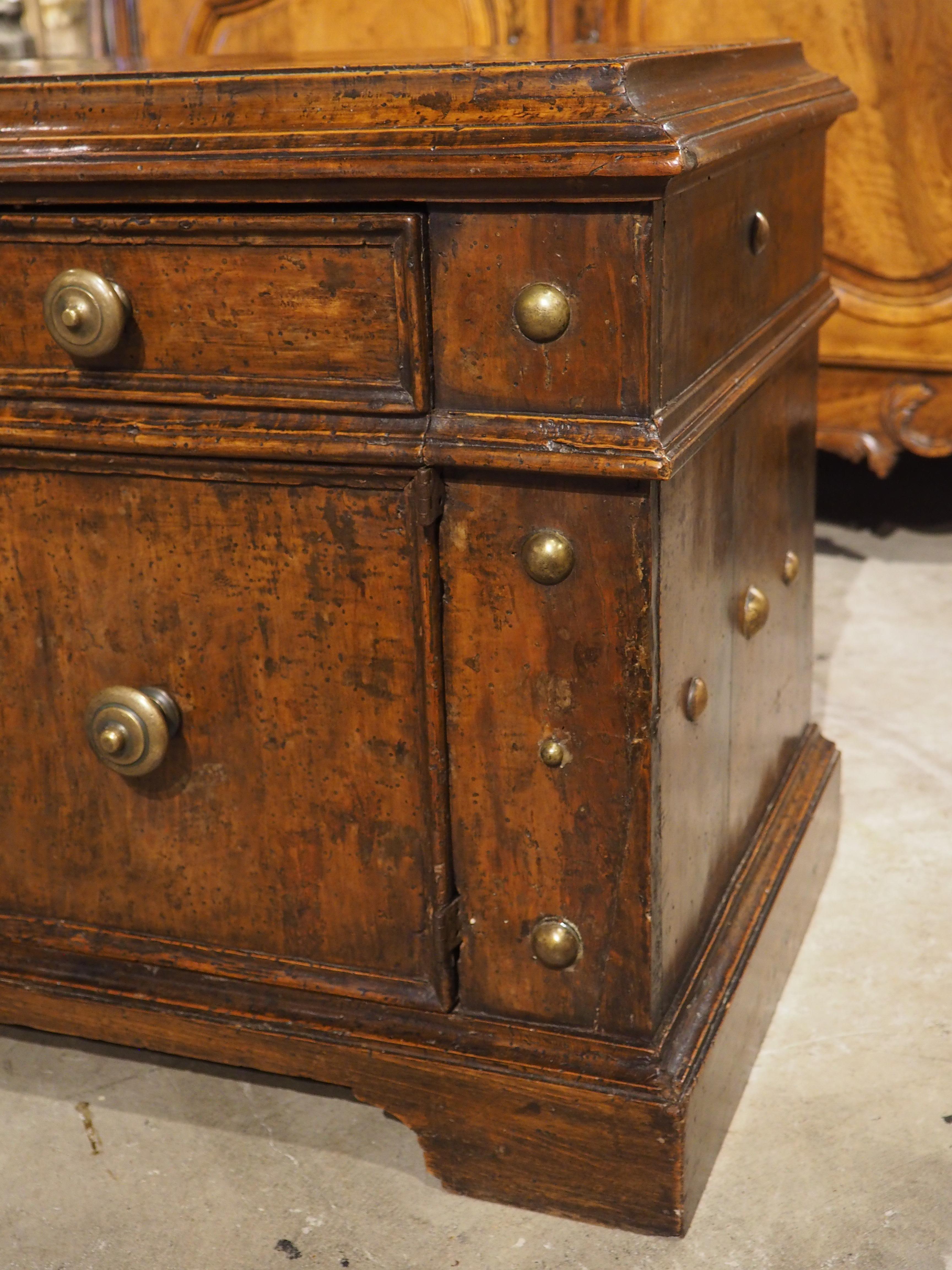 italien Rare petite crédence en noyer et laiton de Bologne, Italie, vers 1550 en vente