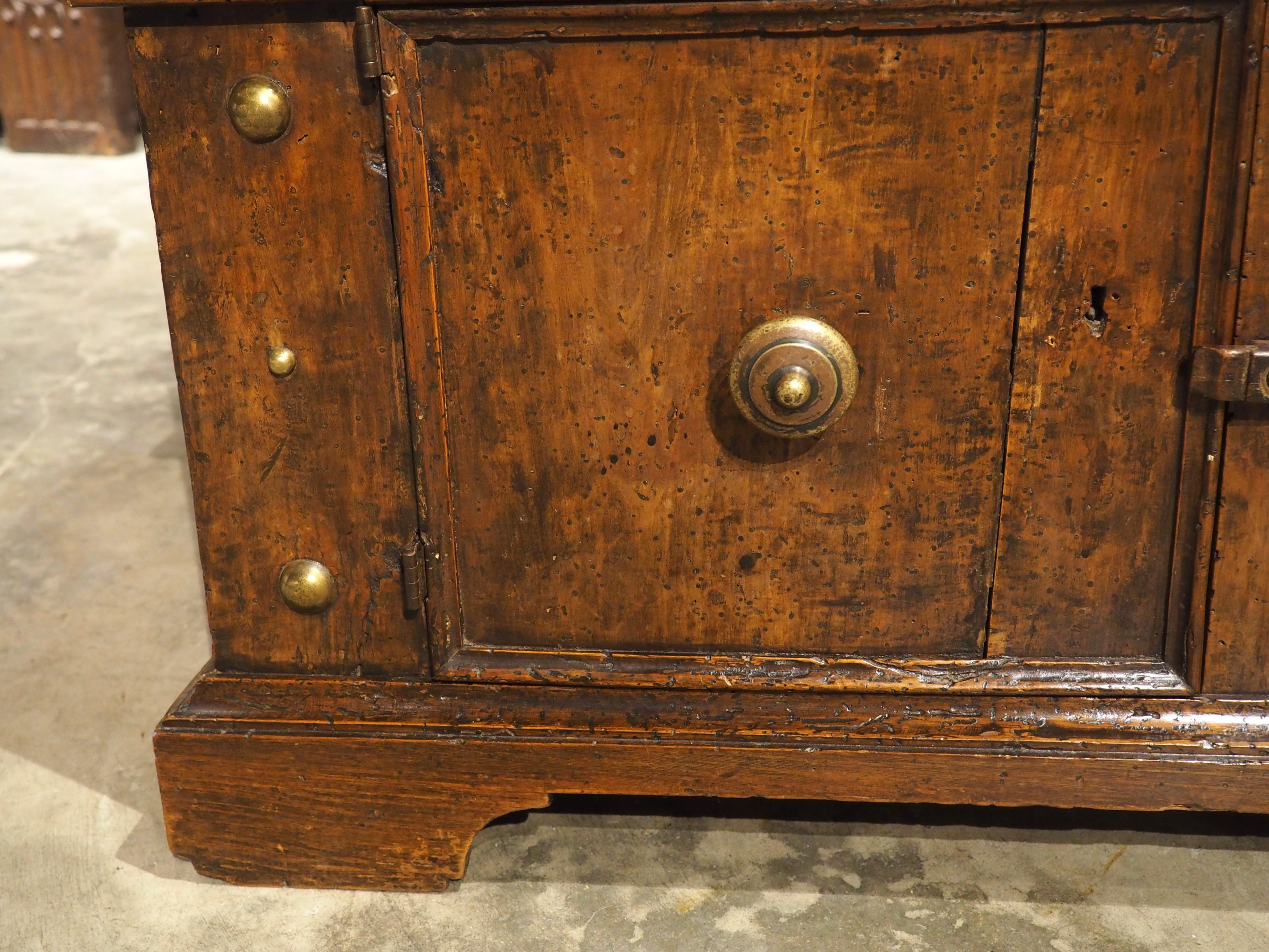 Rare petite crédence en noyer et laiton de Bologne, Italie, vers 1550 Bon état - En vente à Dallas, TX