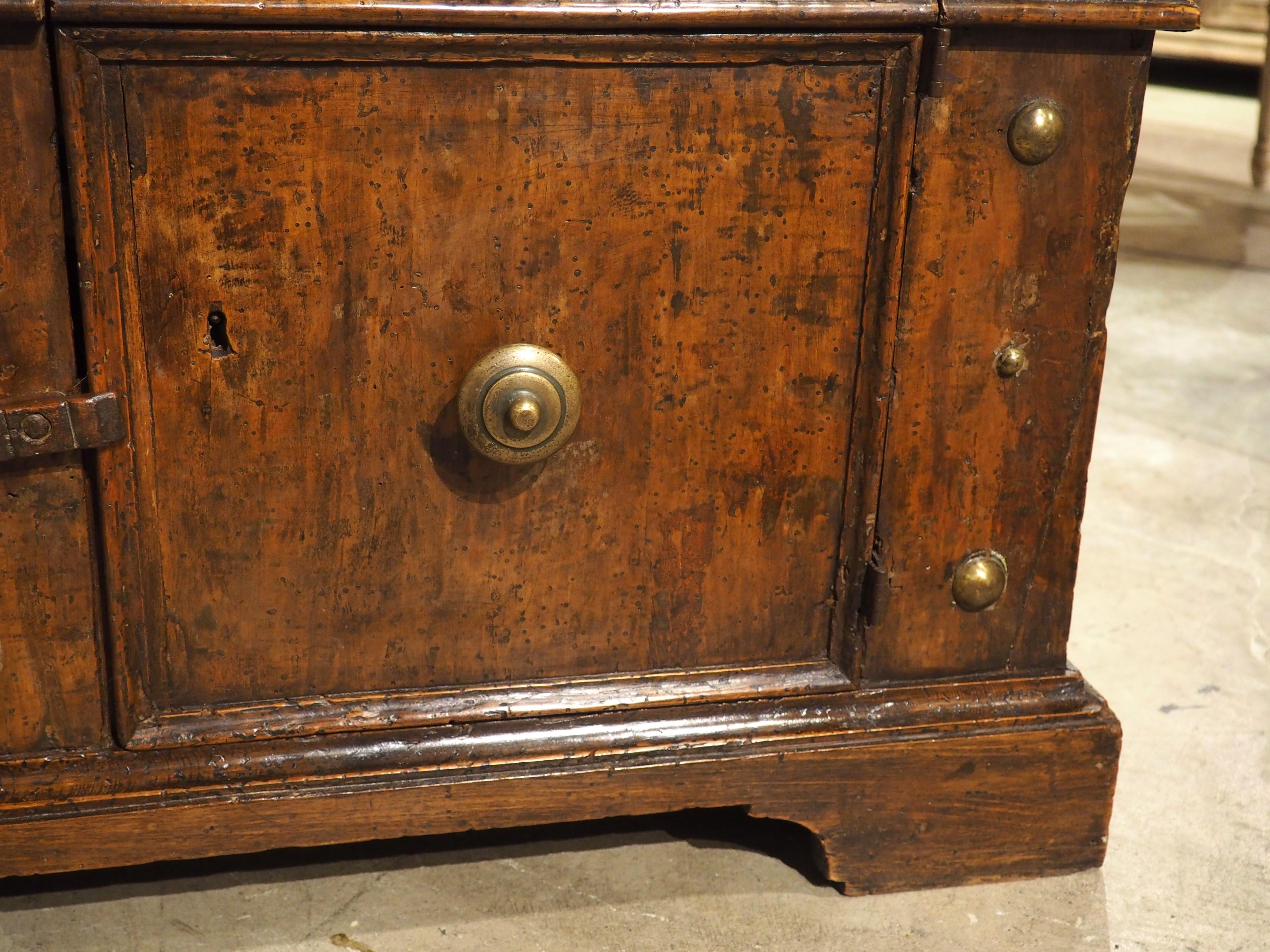 XVIIIe siècle et antérieur Rare petite crédence en noyer et laiton de Bologne, Italie, vers 1550 en vente