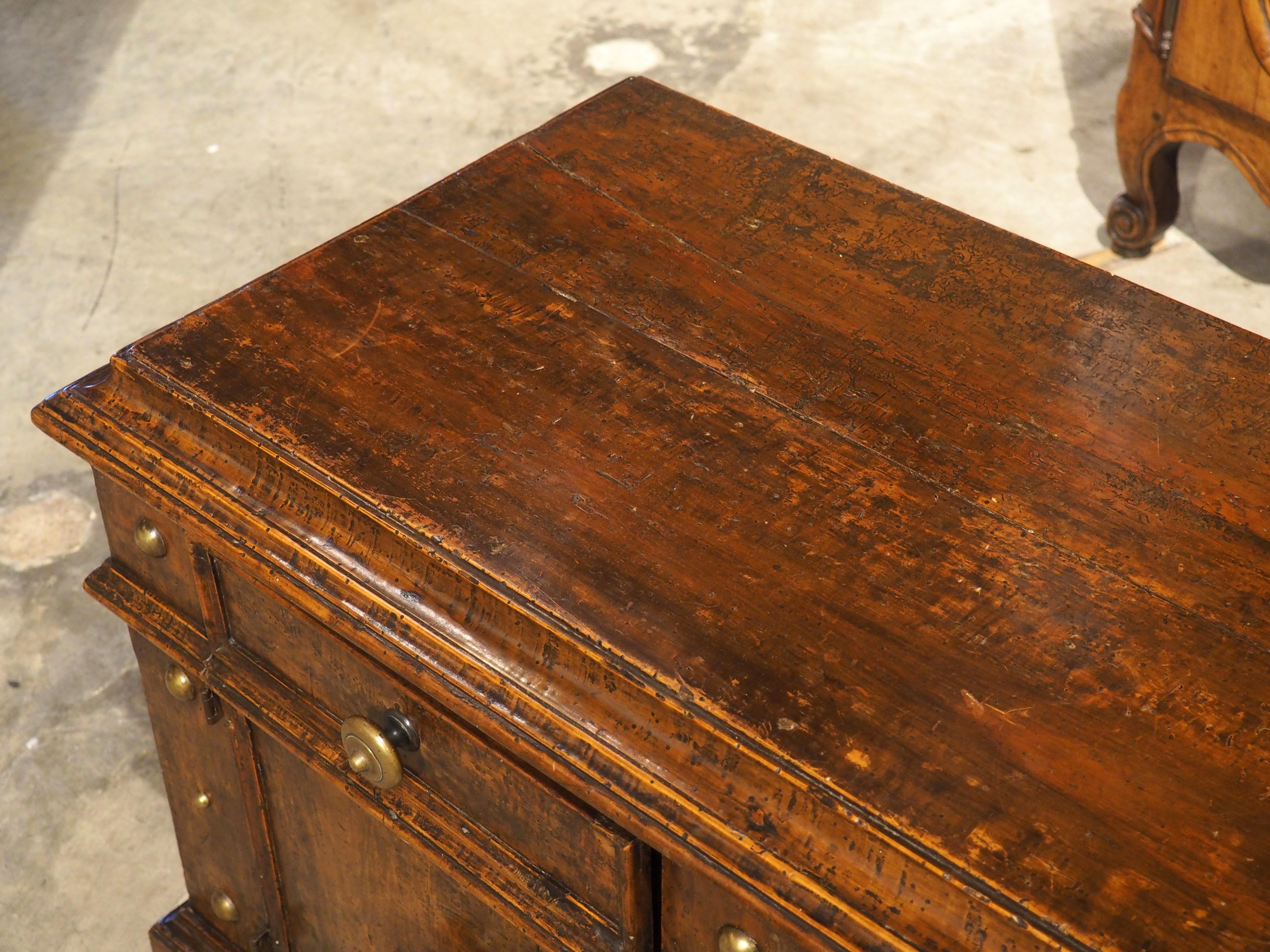 Métal Rare petite crédence en noyer et laiton de Bologne, Italie, vers 1550 en vente