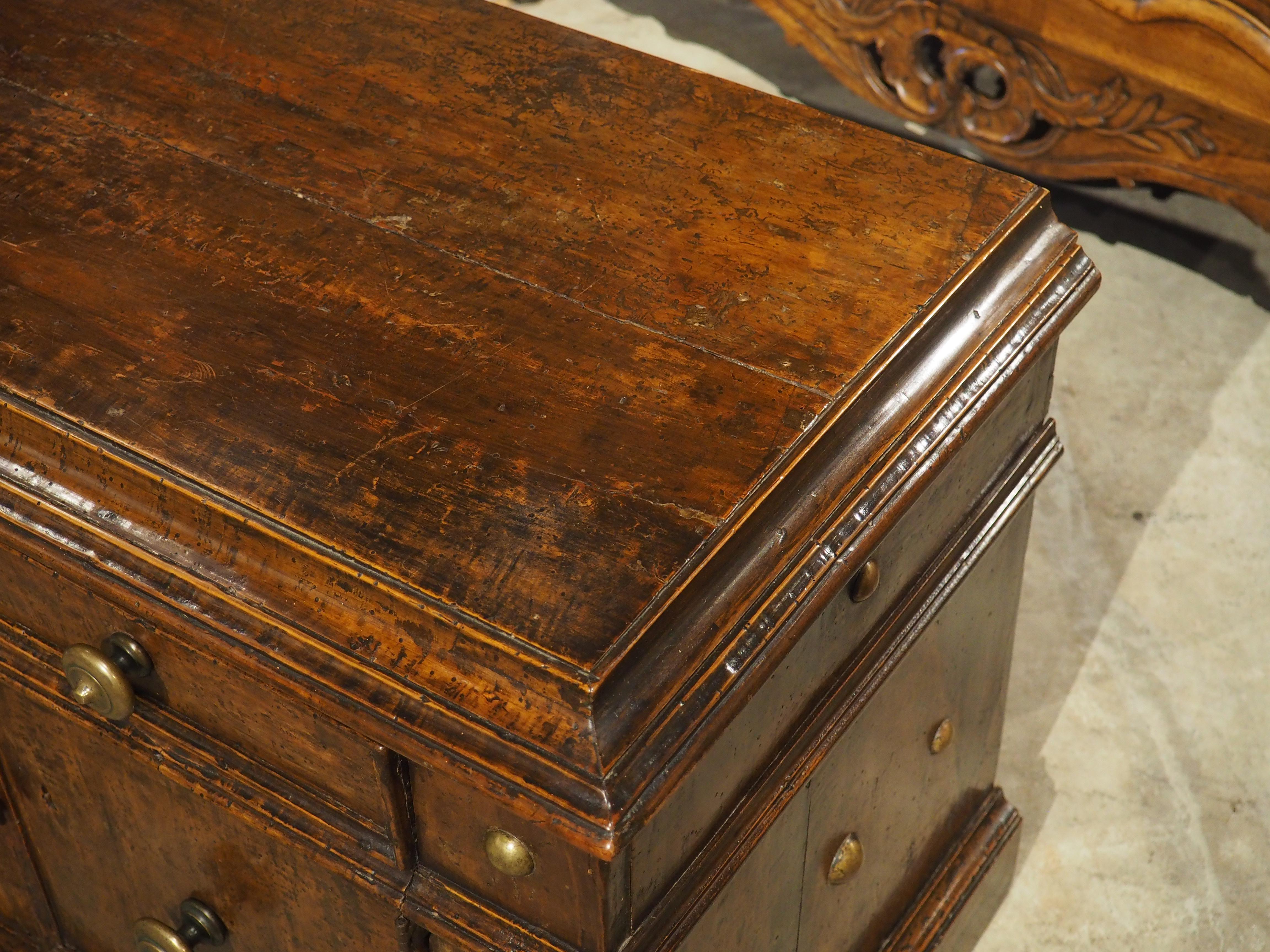 Rare petite crédence en noyer et laiton de Bologne, Italie, vers 1550 en vente 1