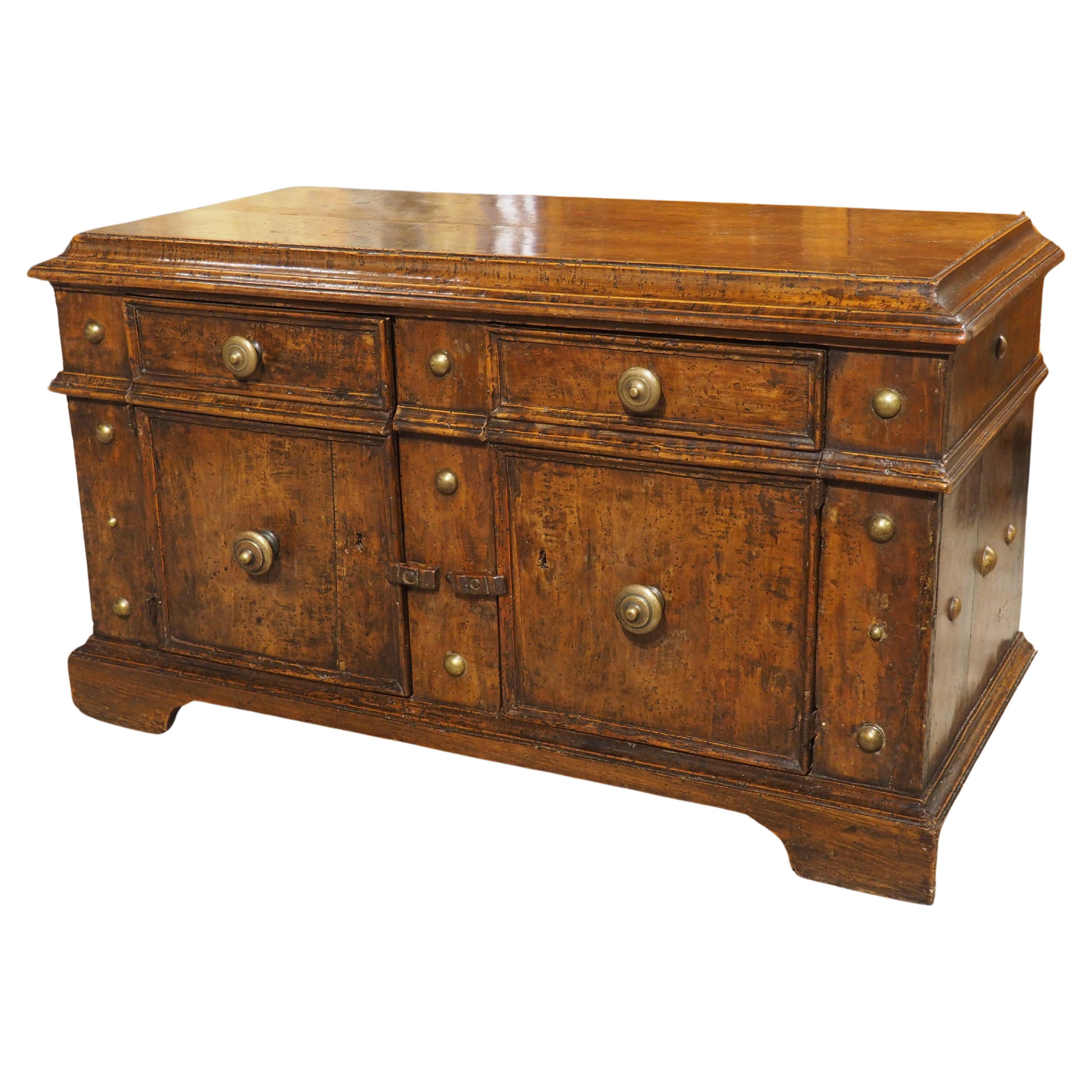 Rare petite crédence en noyer et laiton de Bologne, Italie, vers 1550 en vente