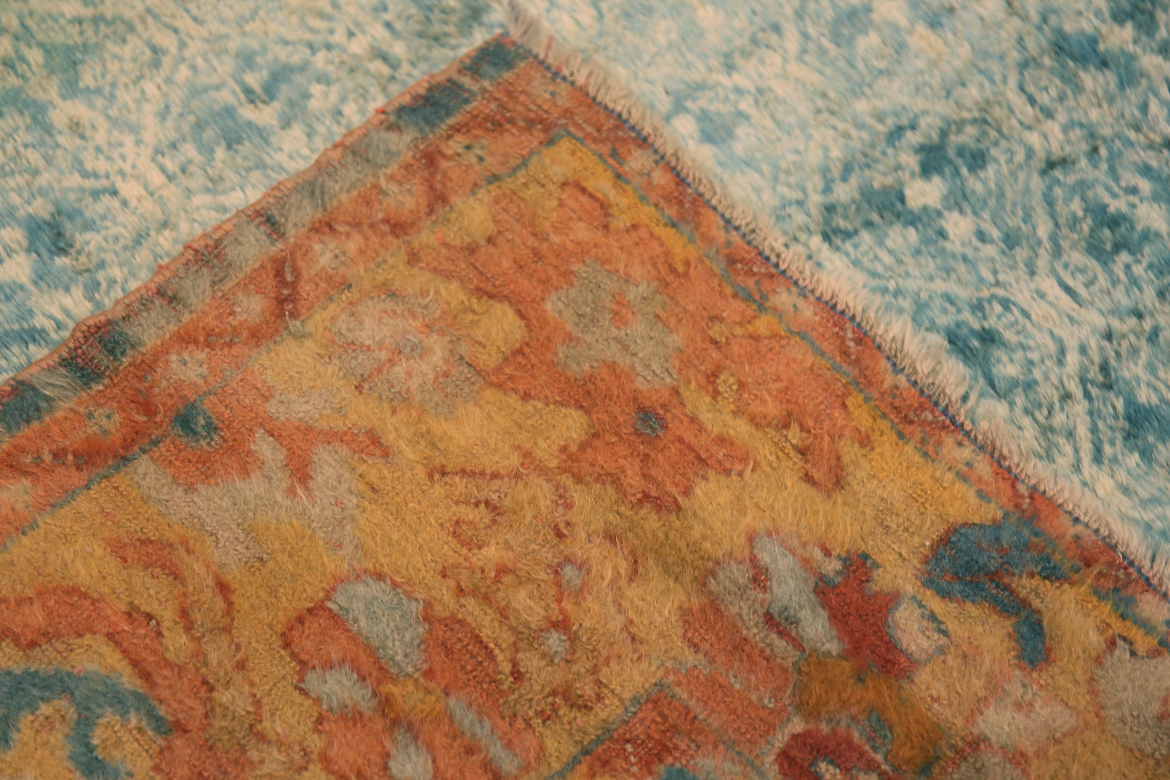 20ième siècle Rare et luxueux tapis turc antique Oushak de forme carrée de 5'10