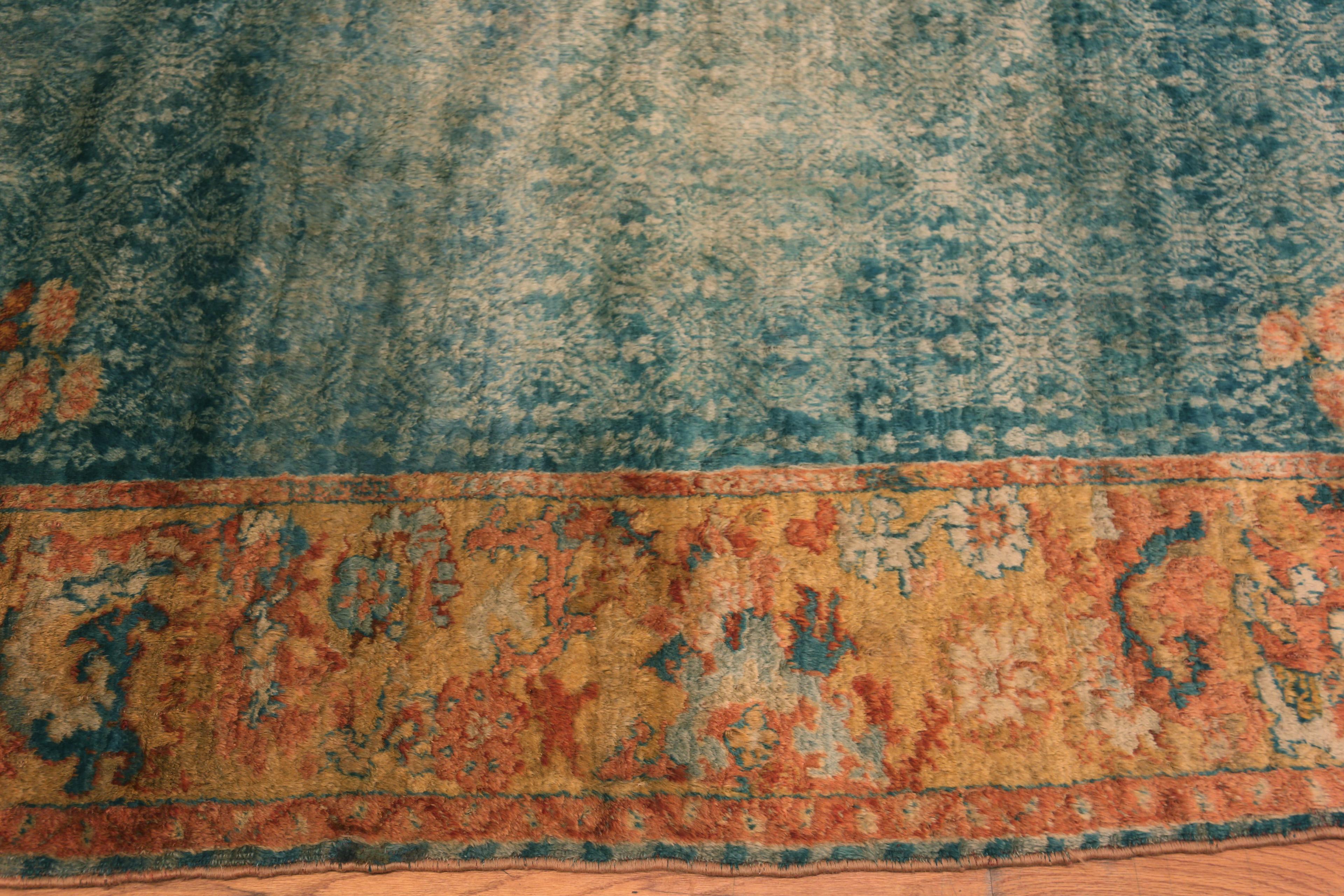 Laine Rare et luxueux tapis turc antique Oushak de forme carrée de 5'10
