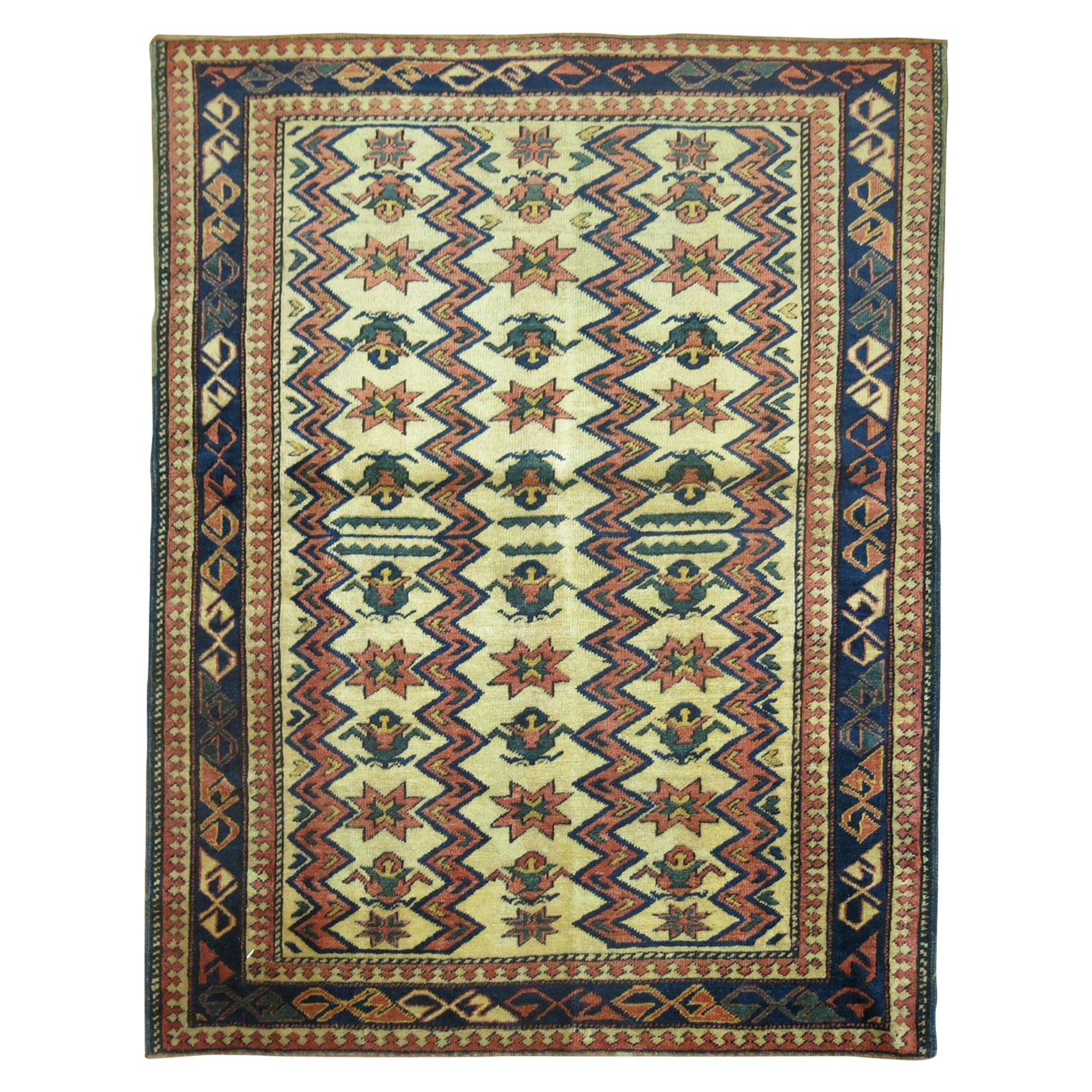 Rare petit tapis carré traditionnel caucasien Shirvan beige bleu rouille vintage en vente