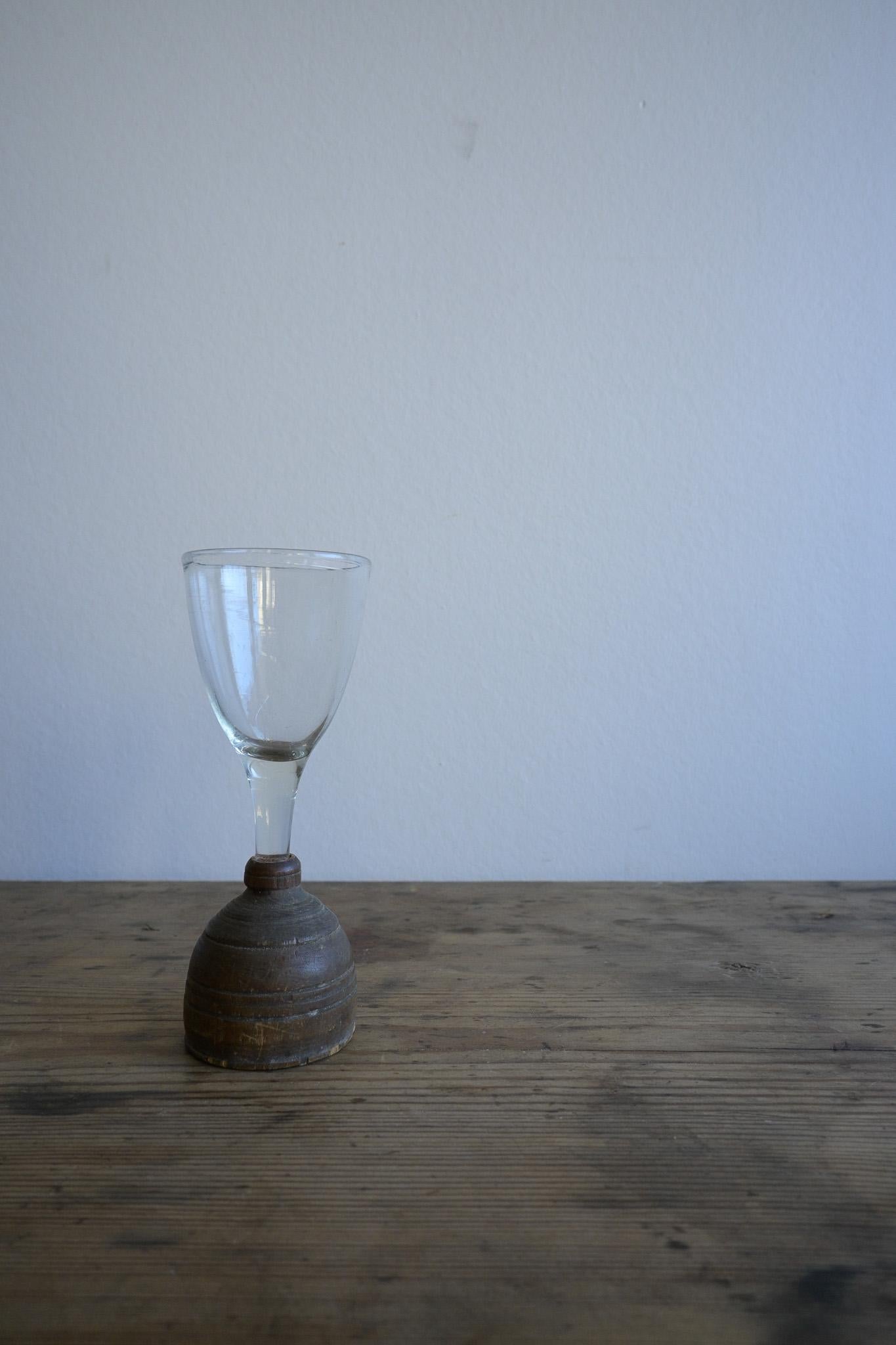 Seltenes kleines schwedisches Weinglas aus dem 18. Jahrhundert

Schönes Glas mit gebrochenem Stiel, repariert mit einem Holzsockel.

Handgeblasenes Glas mit einzigartigem Charakter und Form.

Höhe: 14.8cm/5.8 inch
Durchmesser: 5,5 cm/2,1 Zoll