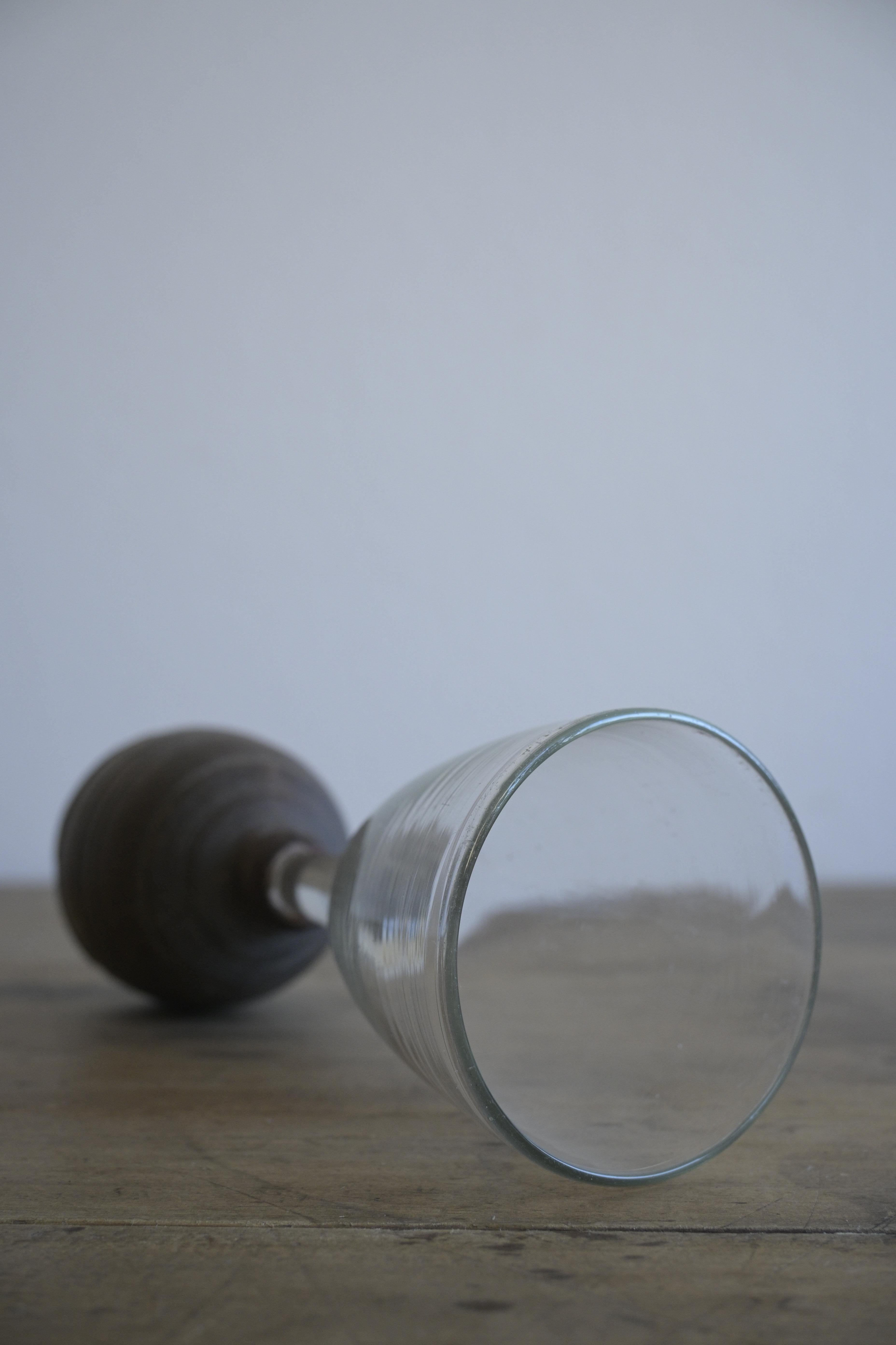 Seltenes kleines schwedisches Weinglas aus dem 18. Jahrhundert (Geblasenes Glas) im Angebot