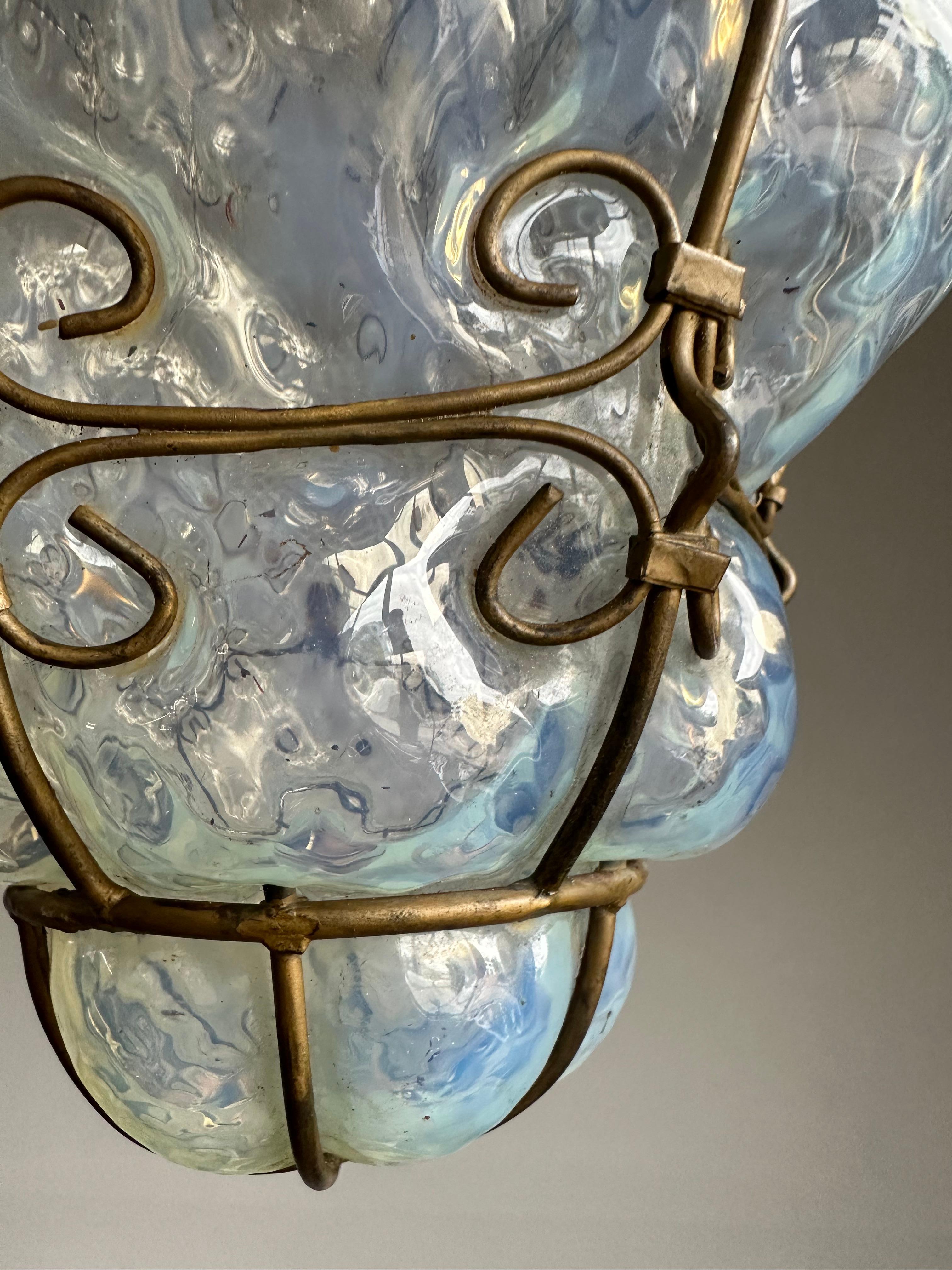 Rare et petite suspension vénitienne de Murano en verre opalescent soufflé à la bouche dans un cadre en fer en vente 5