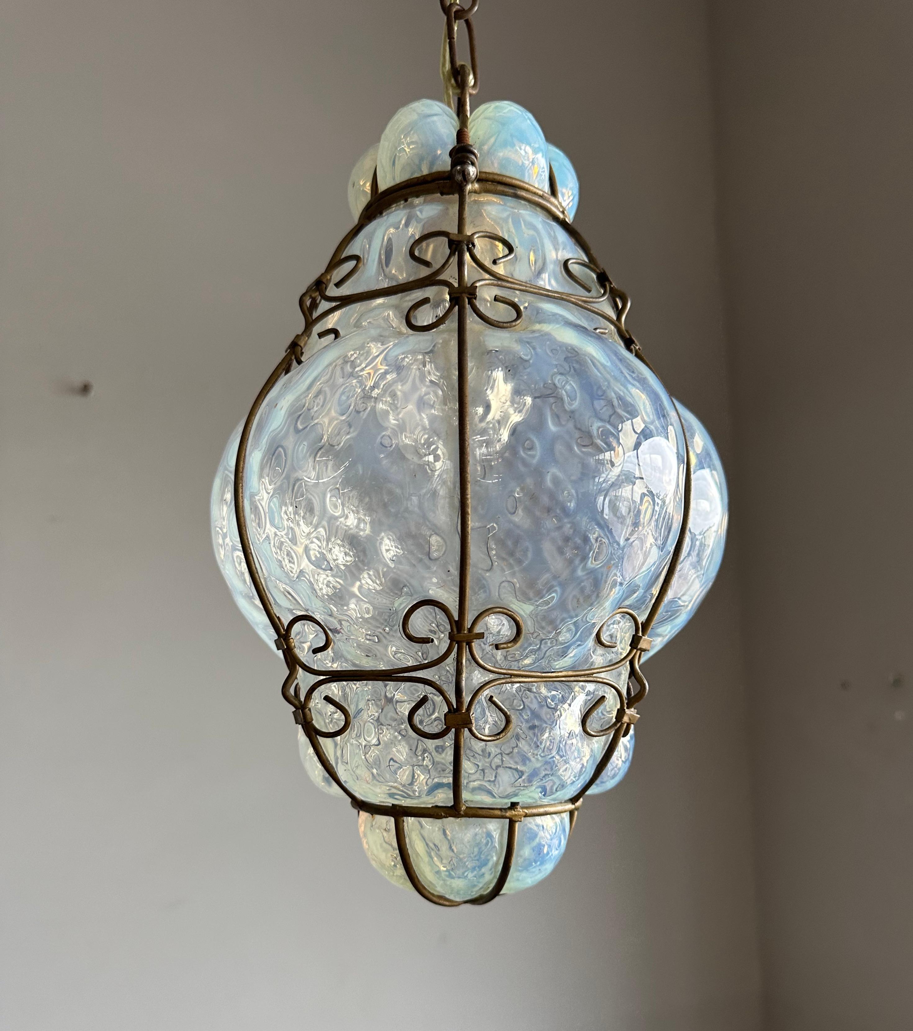 Rare et petite suspension vénitienne de Murano en verre opalescent soufflé à la bouche dans un cadre en fer en vente 8