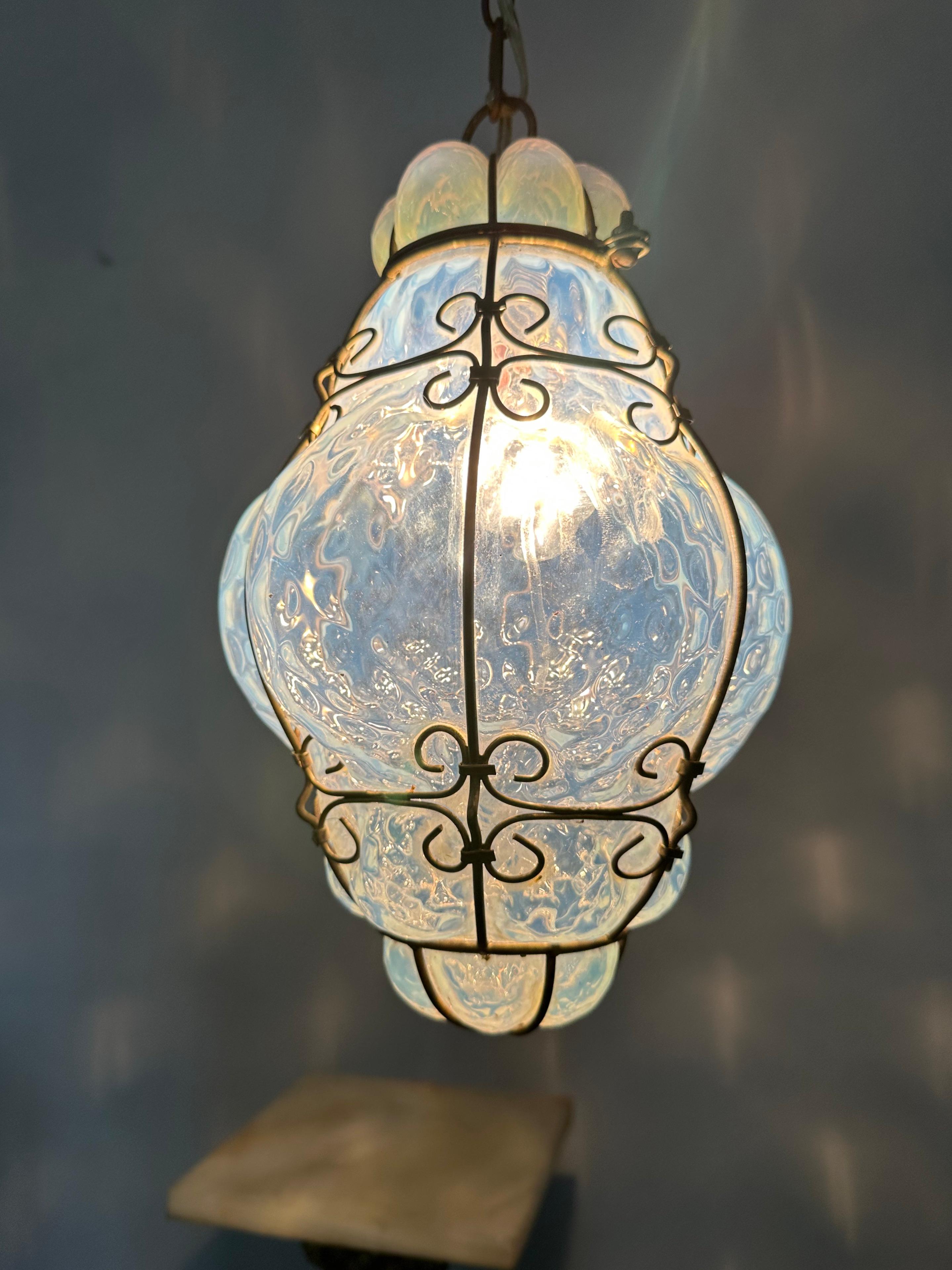 Rare et petite suspension vénitienne de Murano en verre opalescent soufflé à la bouche dans un cadre en fer en vente 11