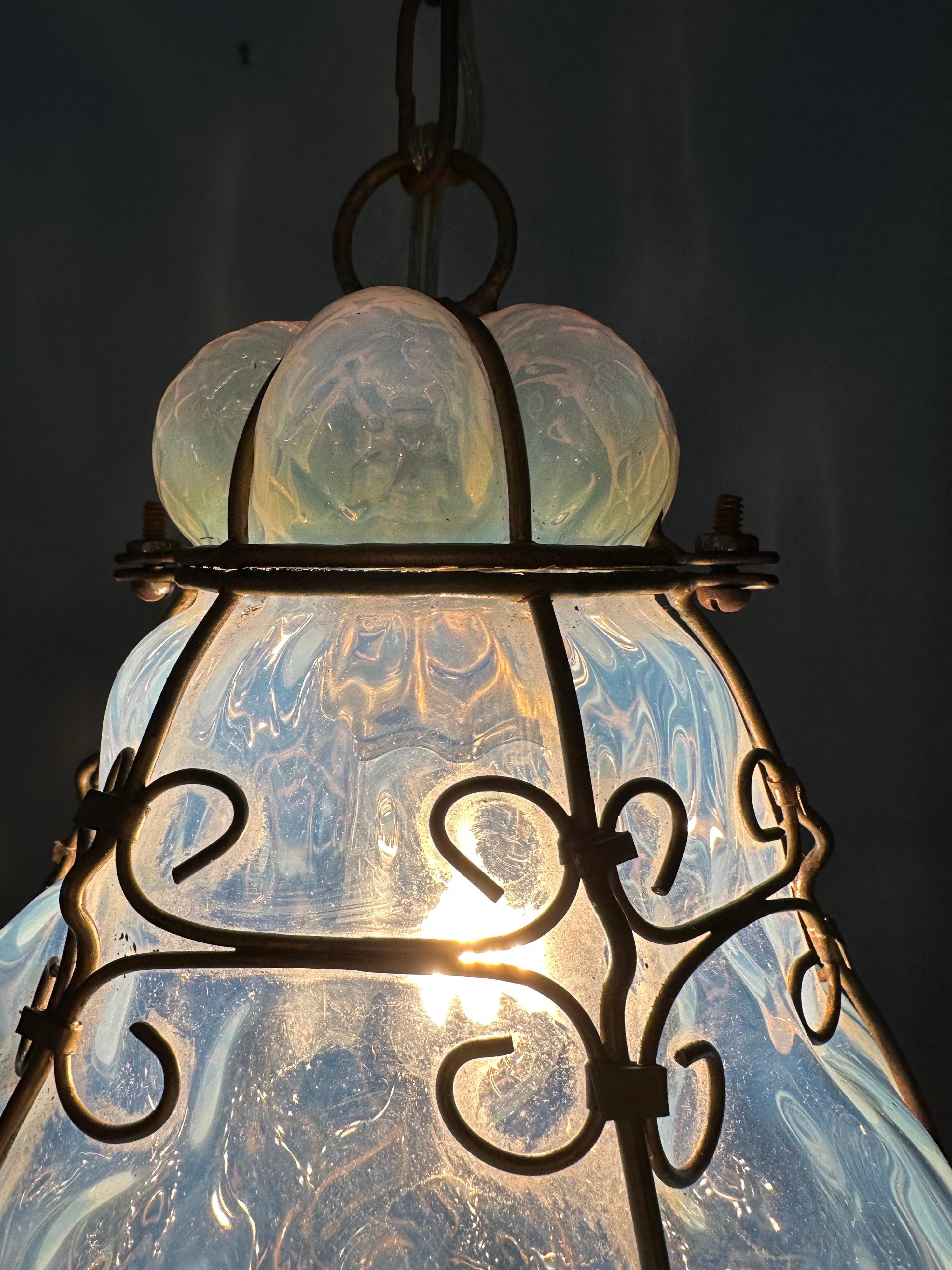 Rare et petite suspension vénitienne de Murano en verre opalescent soufflé à la bouche dans un cadre en fer en vente 12