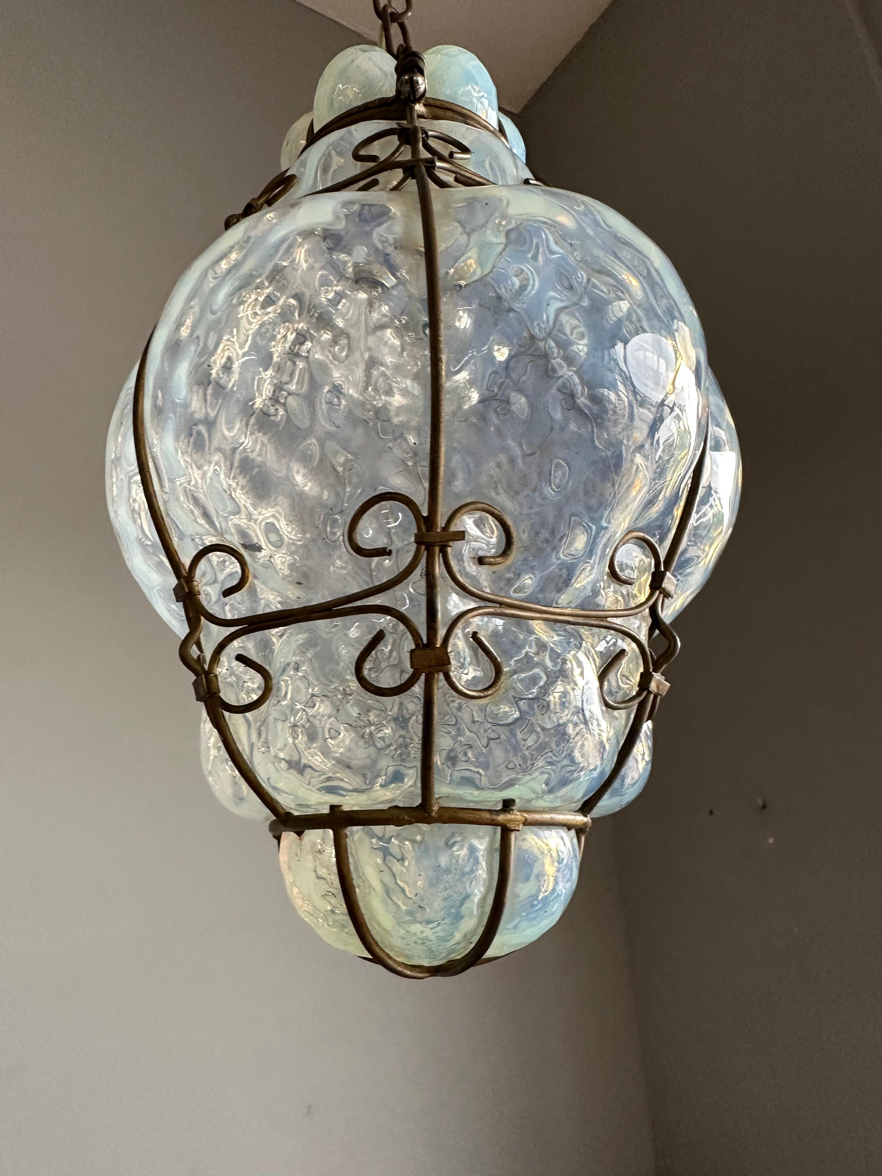 italien Rare et petite suspension vénitienne de Murano en verre opalescent soufflé à la bouche dans un cadre en fer en vente
