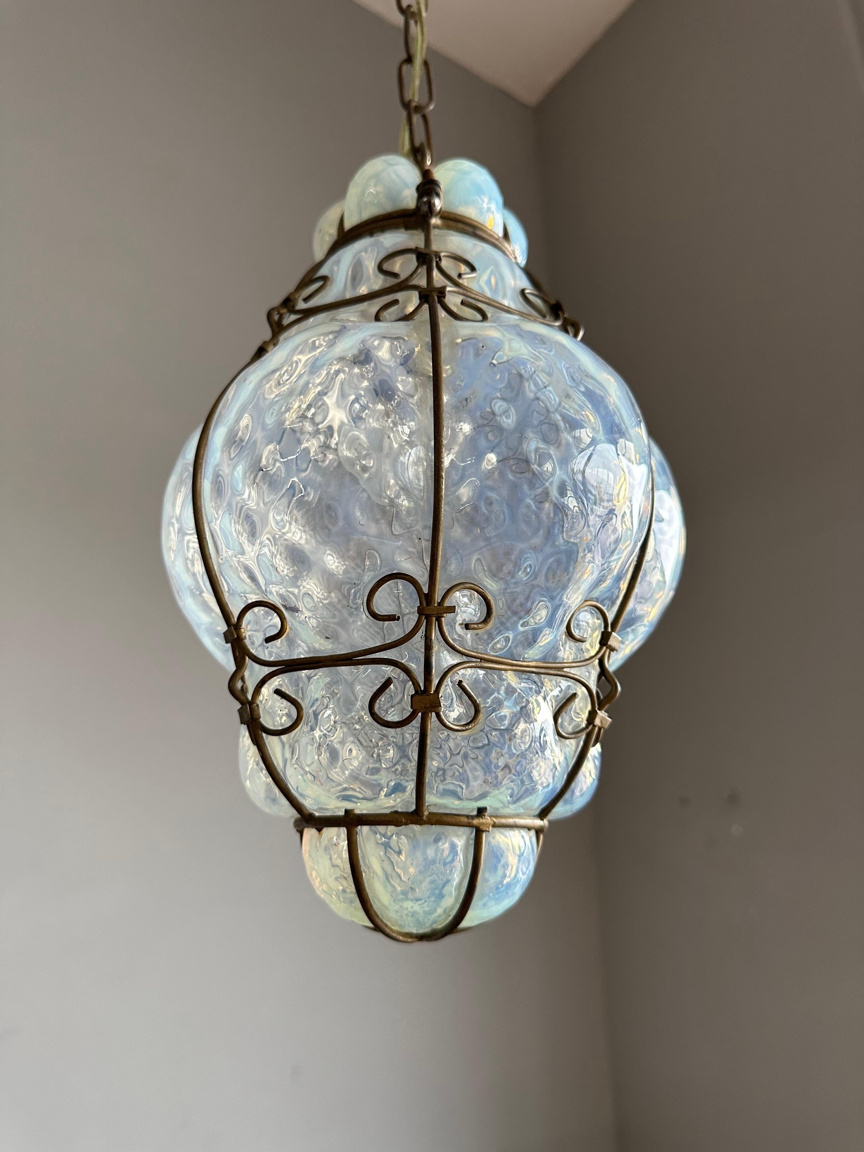 Patiné Rare et petite suspension vénitienne de Murano en verre opalescent soufflé à la bouche dans un cadre en fer en vente