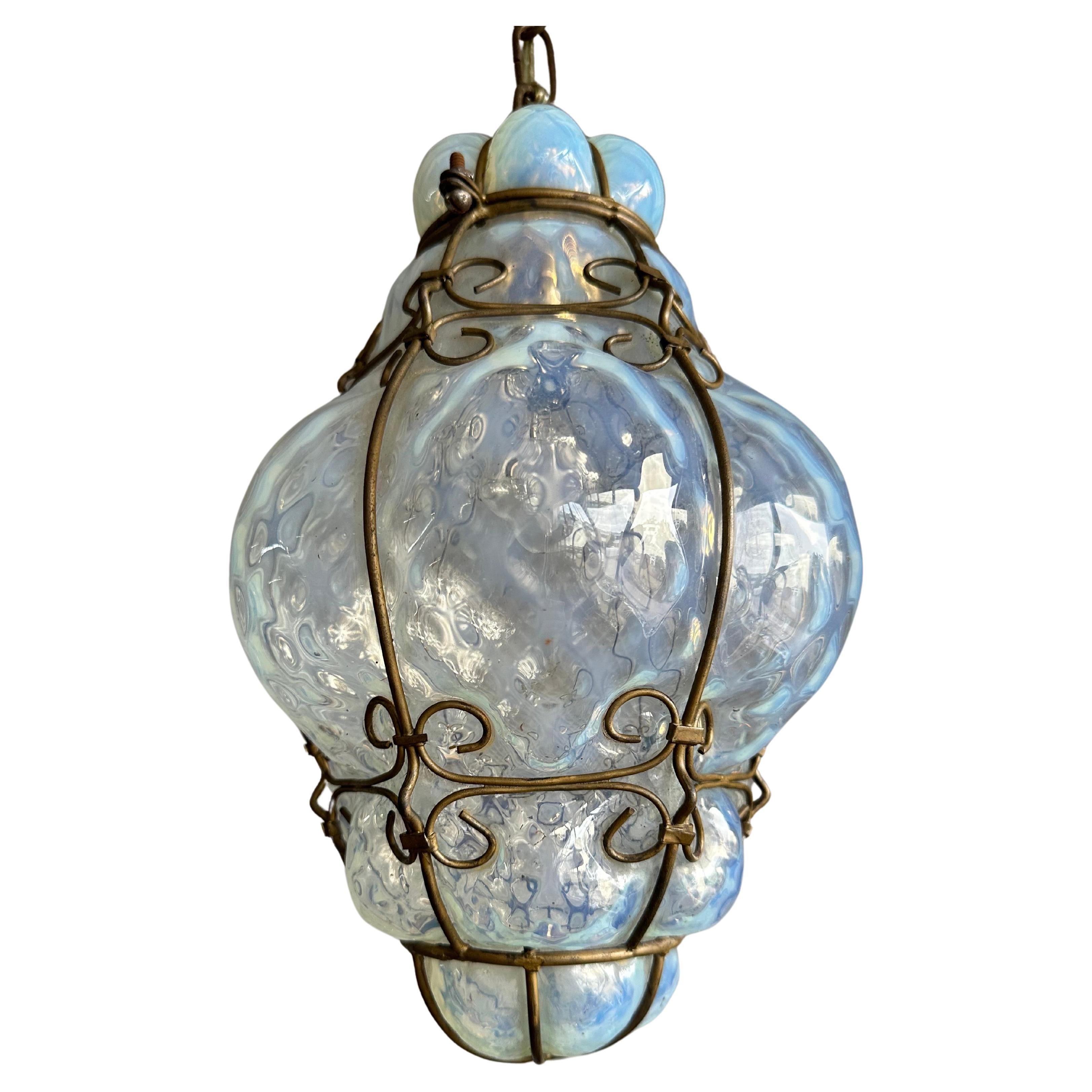 Rare et petite suspension vénitienne de Murano en verre opalescent soufflé à la bouche dans un cadre en fer