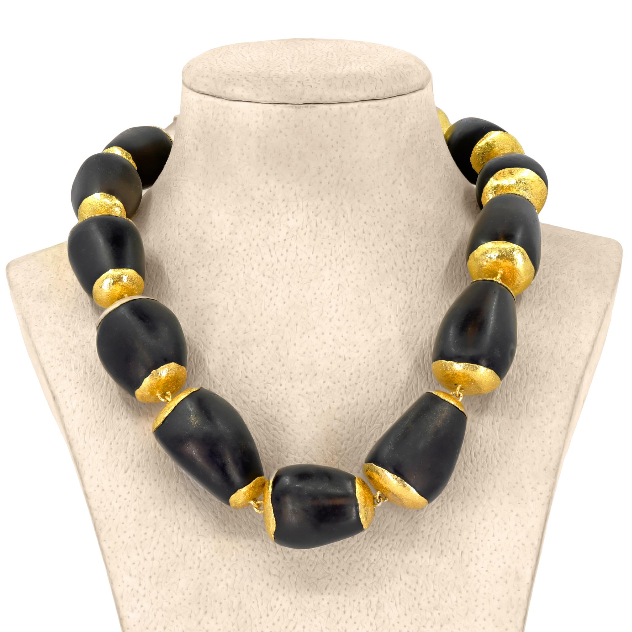 Collier unique fabriqué à la main par Devta Doolan, bijoutier de renom, présentant un rang gradué de pierres précieuses lisses rares et extra-larges en quartz fumé semi-translucide, chacune étant sertie dans de l'or jaune massif 22k fait à la main