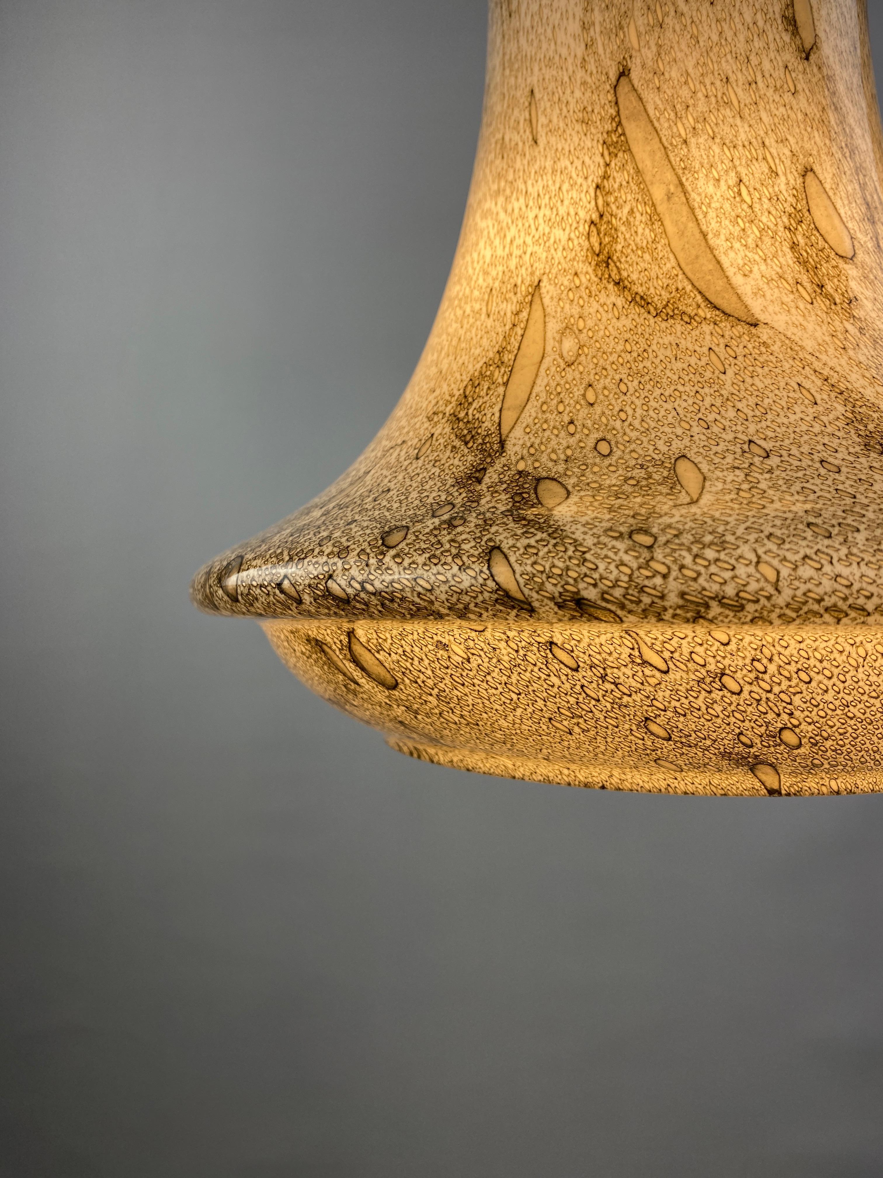 Extraordinaire et rare suspension en verre opalin à motif de peau de serpent, conçue par Viktor Berndt pour la société suédoise Flygsfors dans les années 1960.

Le verre blanc, beige et brun est magnifiquement soufflé pour former ce motif unique de