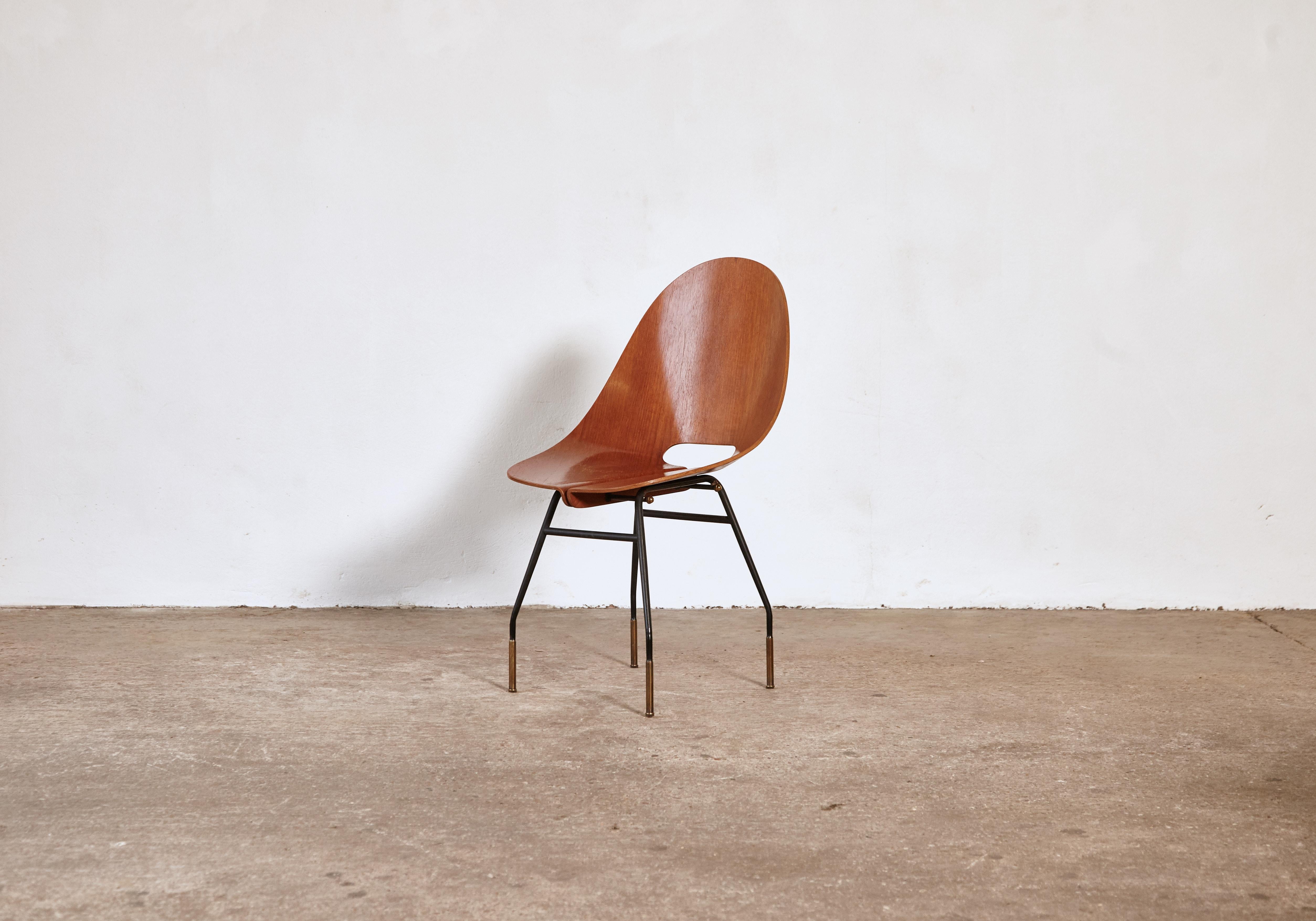 Sehr seltener Stuhl Societa Compensati Curvati, zugeschrieben Carlo Ratti, Italien, 1950er Jahre. Guter Zustand mit einigen Gebrauchsspuren am Holzsitz.     Schneller Versand weltweit.




       