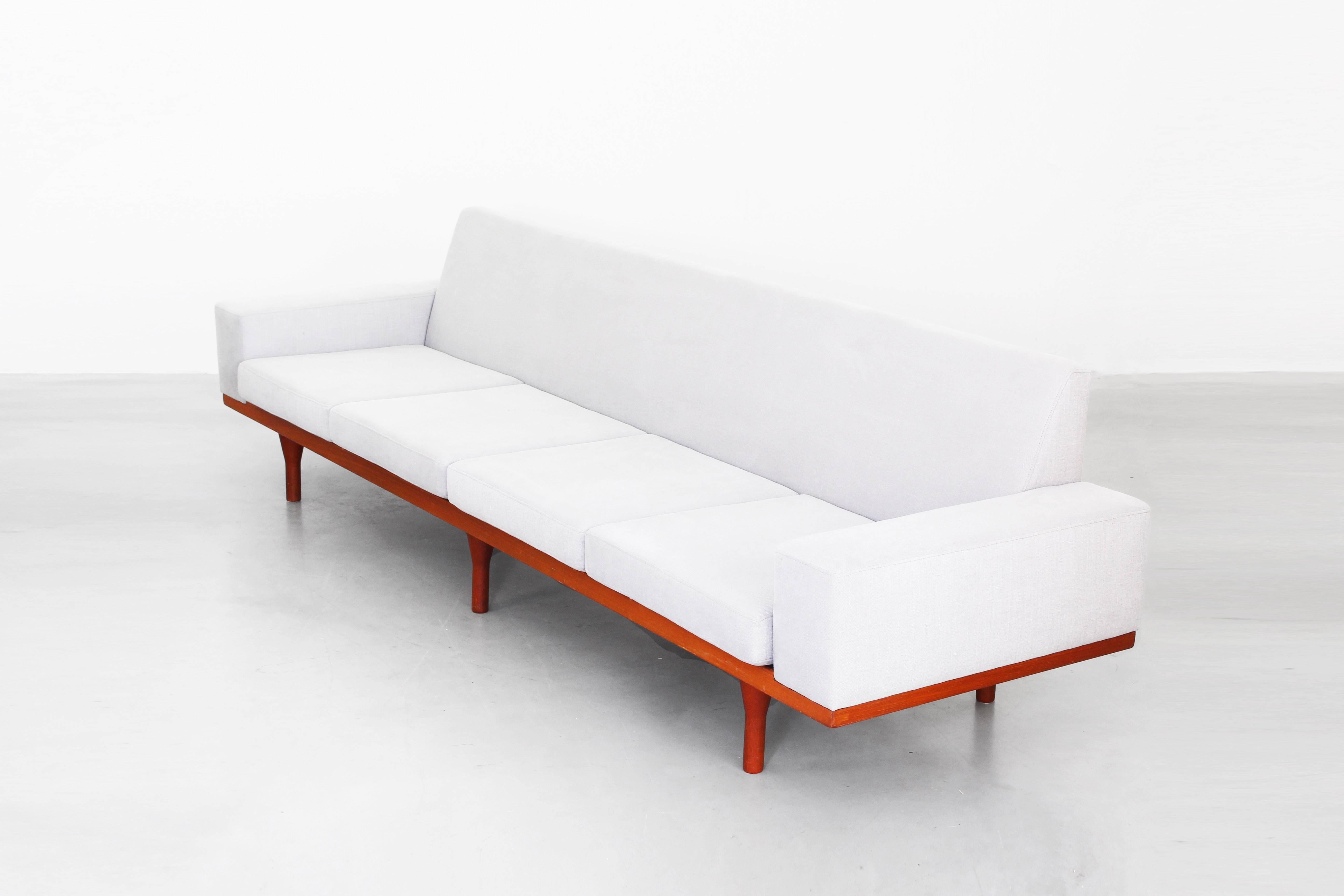 Seltenes Sofa von Illum Wikkelsoe Wikkelso für Søren Willadsen Teak Neue Polsterung (Teakholz)