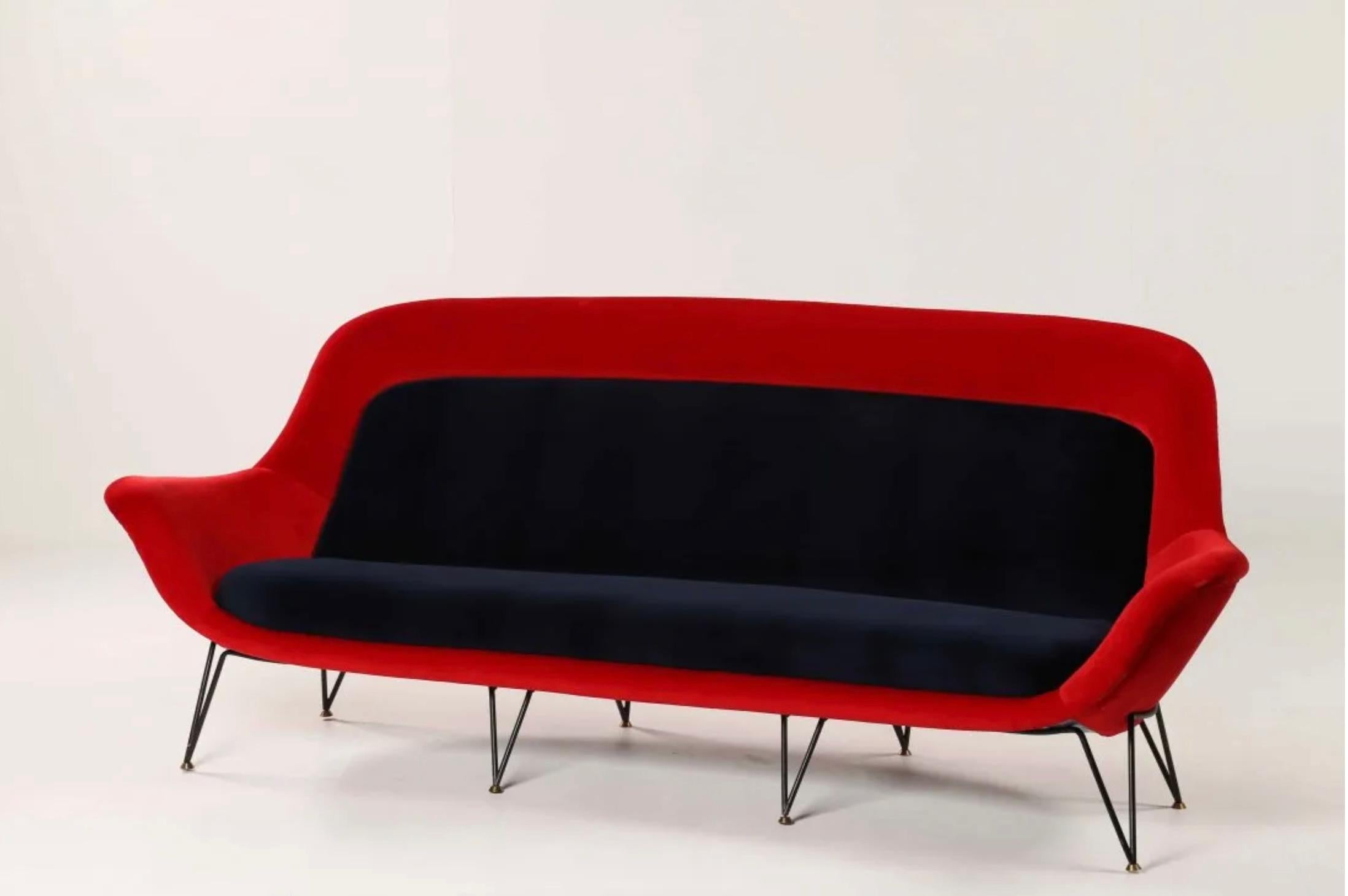 Sehr seltenes Sofa, hergestellt von Lenzi in Italien in den späten 50er Jahren. Organische Form sehr komfortabel mit einem abgerundeten Rücken. Zweifarbiger roter und blauer Original-Samt auf geschwärztem Metallsockel mit Messingakzenten.
Ein Paar