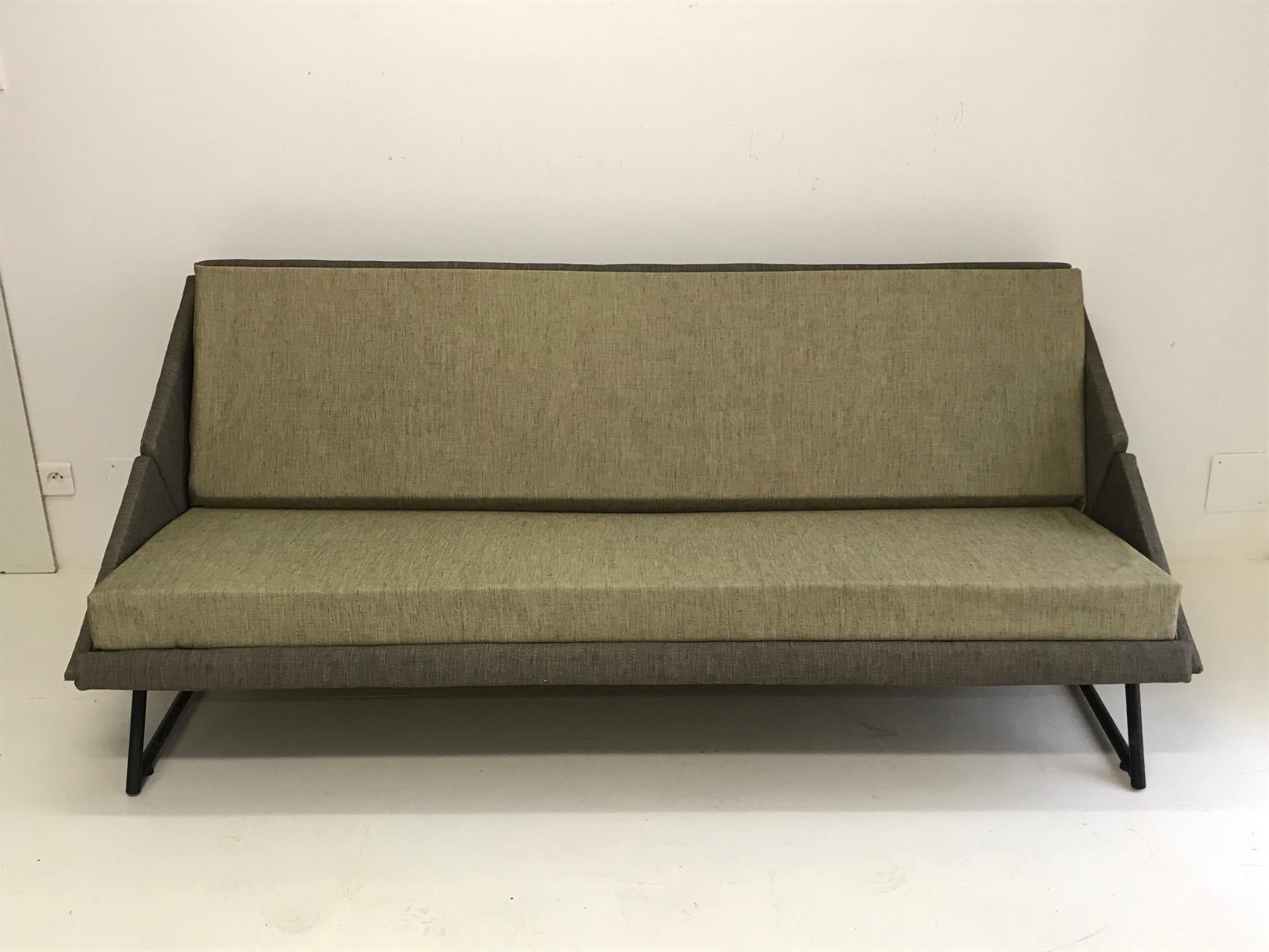 Rare canapé vintage de Louis Paolozzi pour Zol. Modèle Prestige. 
Ce canapé se transforme en un lit double.
Deux nuances de vert. Tissus français haut de gamme.
Tissu amovible et lavable

Restauré - cet article vintage est en très bon état car