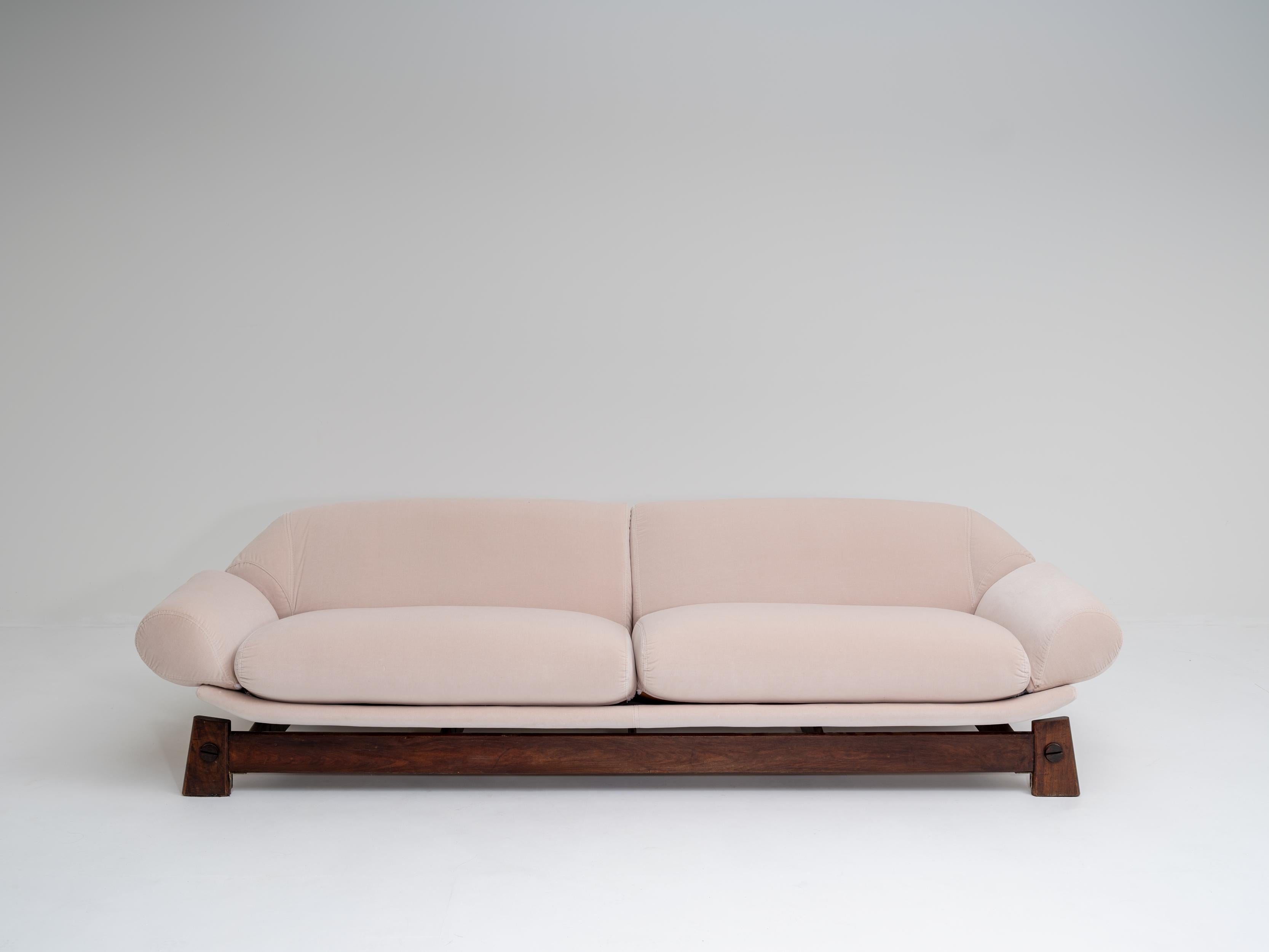 Móveis Cimo
Rare Sofa
Matching Lounge Chairs Available
Wood, Velvet Upholstery
Brazil, 1960s