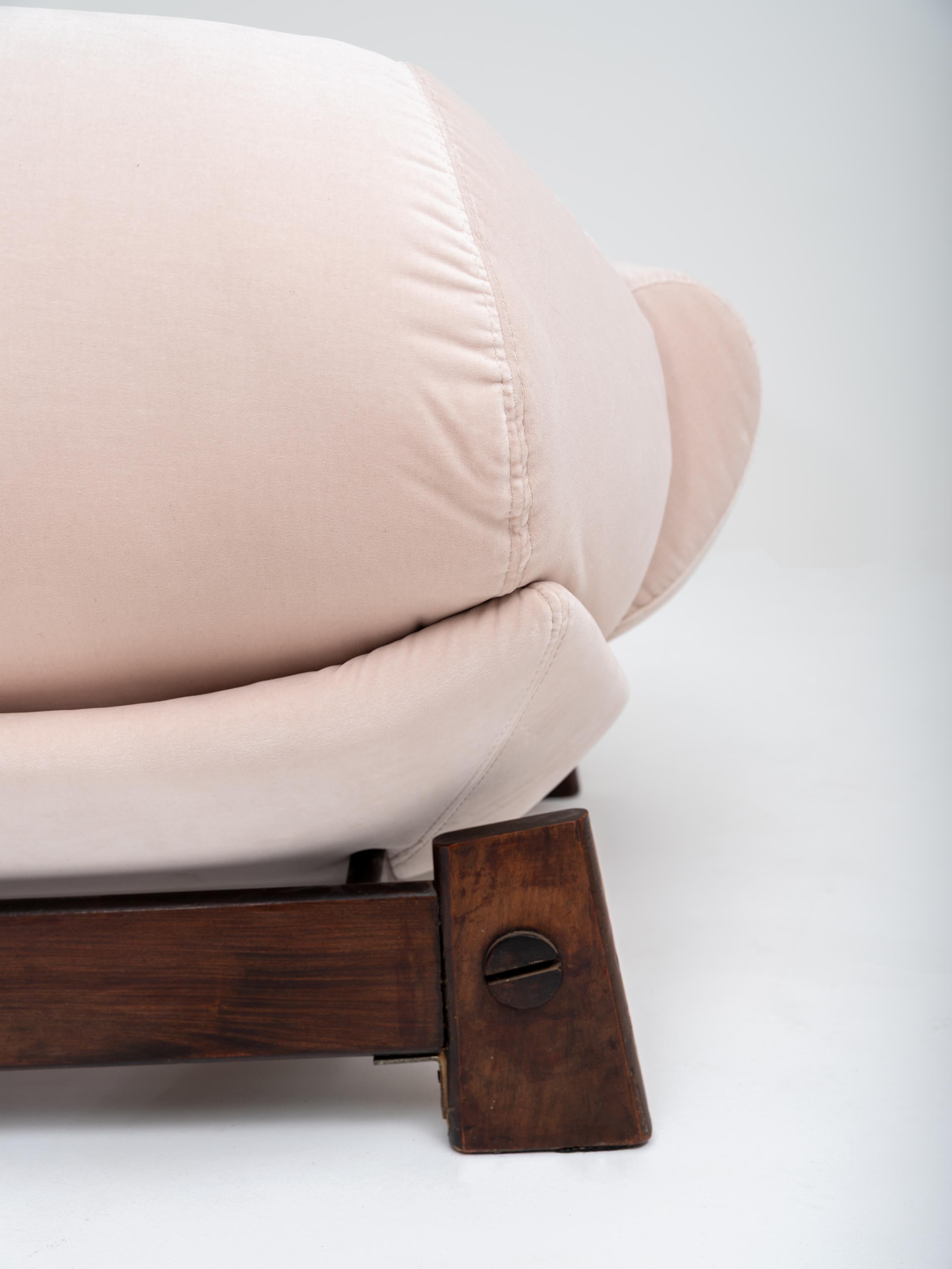 Rare Sofa by Móveis Cimo 1960s Brazil Off-White Velvet In Good Condition For Sale In Amsterdam, NL