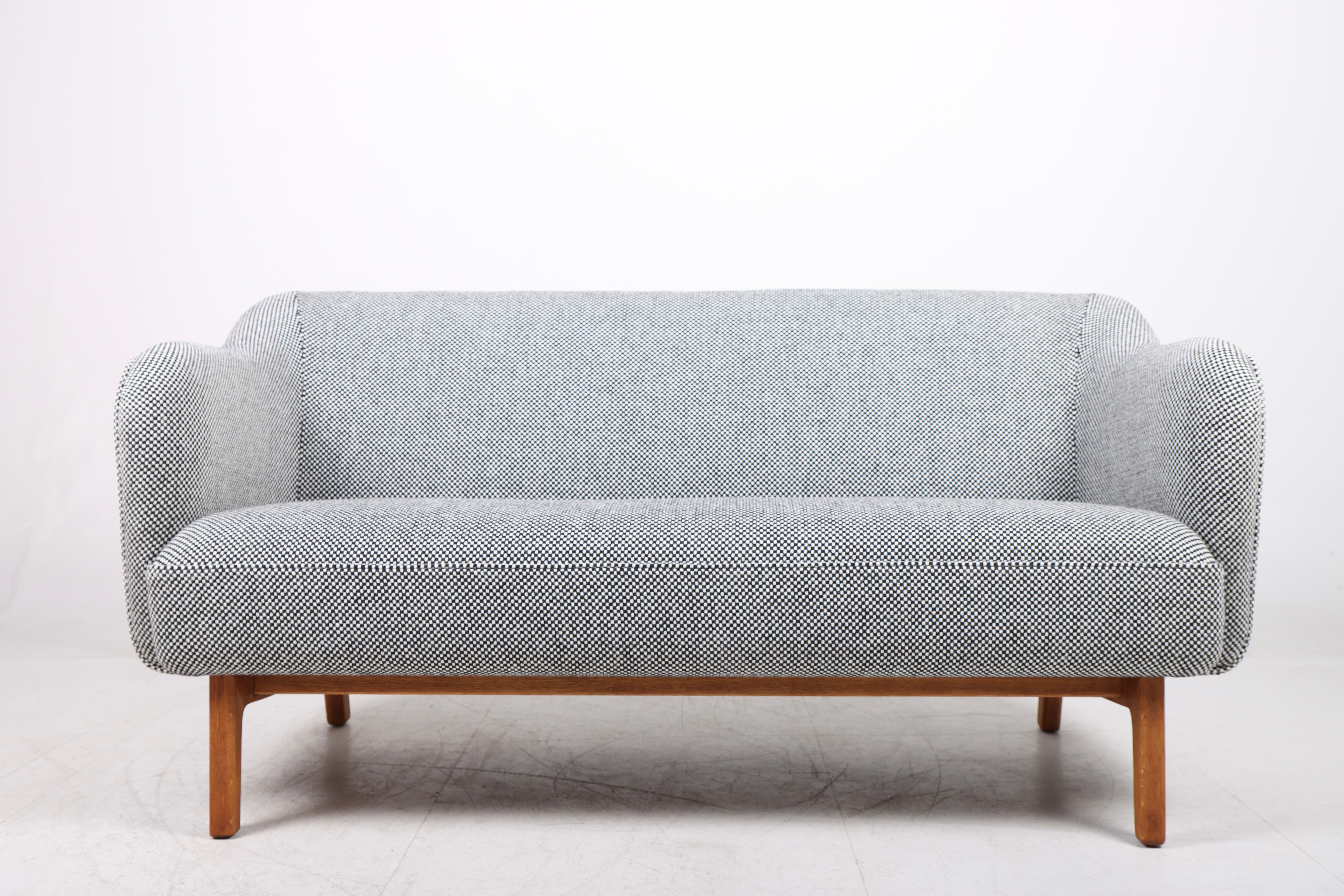 Sofa designed by Tove & Edvard Kindt-Larsen for cabinetmaker Thorald Madsen. Made in Denmark, Great condition.

Presented at the Copenhagen Cabinetmakers' Guild Exhibition at Design Museum Danmark in 1959. Literature: Grete Jalk [ed.] “40 Years of