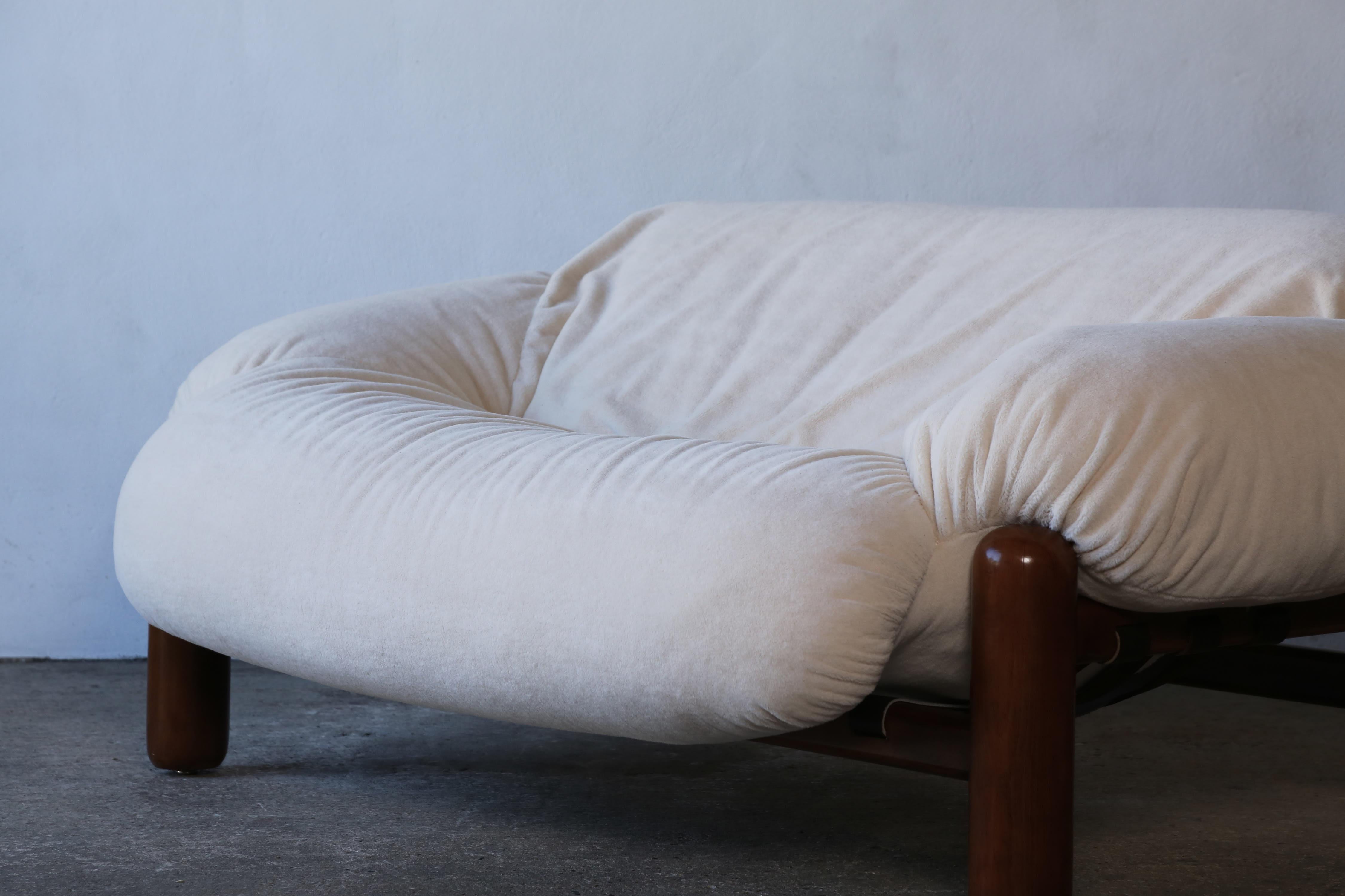 Seltenes Sofa, Italien, 1970er Jahre, neu gepolstert mit reinem Alpaka  im Angebot 8