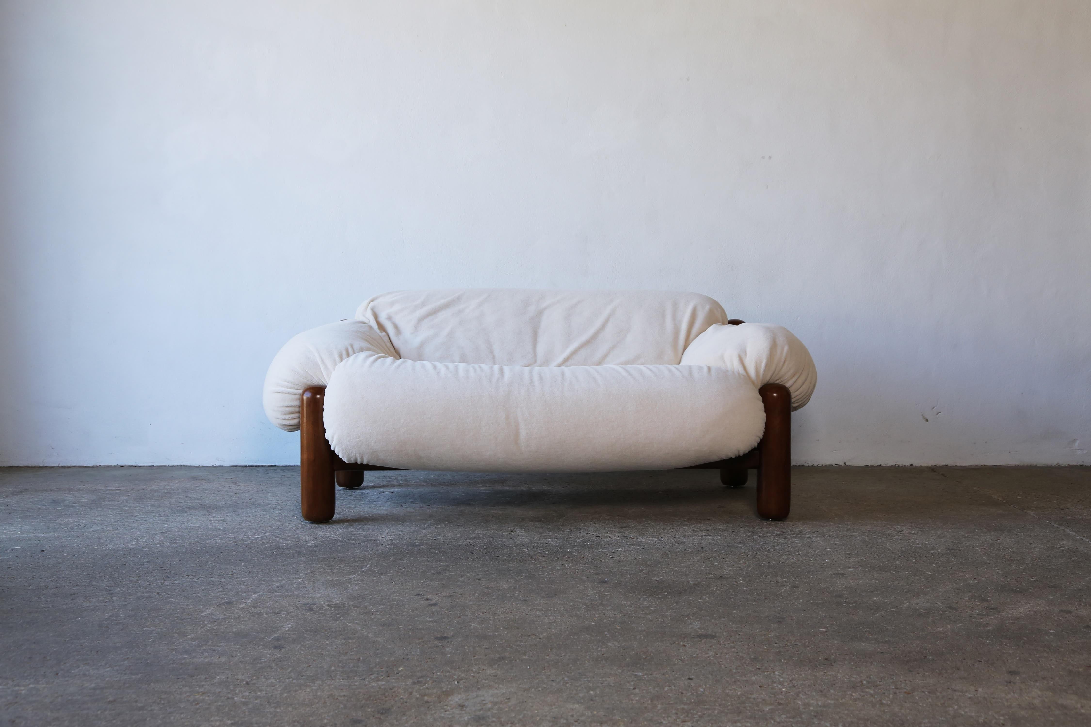Ein großartiges und selten gesehenes Sofa. So bequem wie es aussieht. Das in Italien hergestellte Sofa ist eine Anspielung auf das brasilianische Design der Jahrhundertmitte. Der Holzrahmen ist im Originalzustand, strukturell gesund, mit einigen