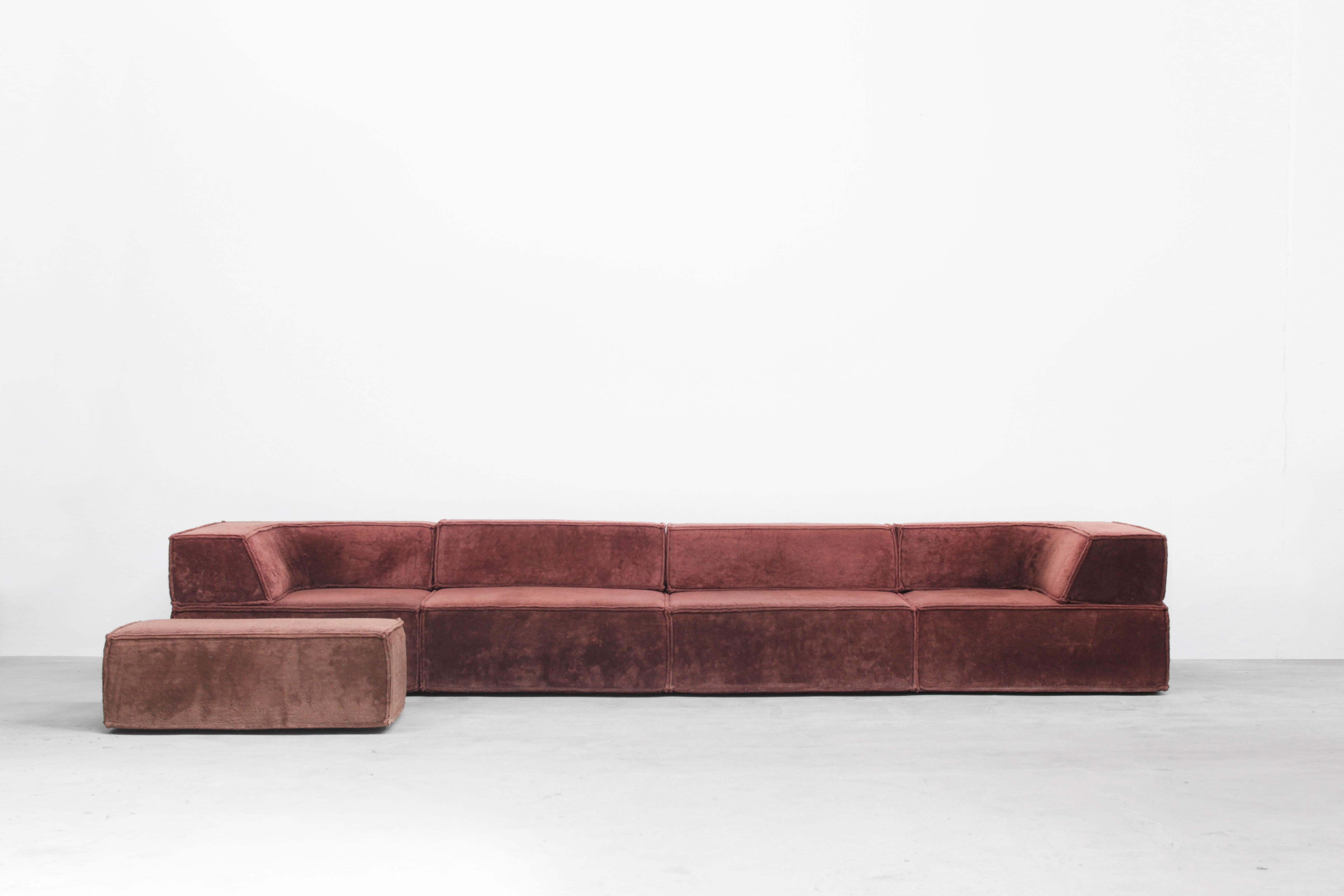 Very beautiful sofa landscape designed by the Swiss Designers Group named Form AG and produced in the 1970s by COR, Germany. Many different kinds of variants are possible because of the modular and adjustable system of the sofa.
The sofa comes in