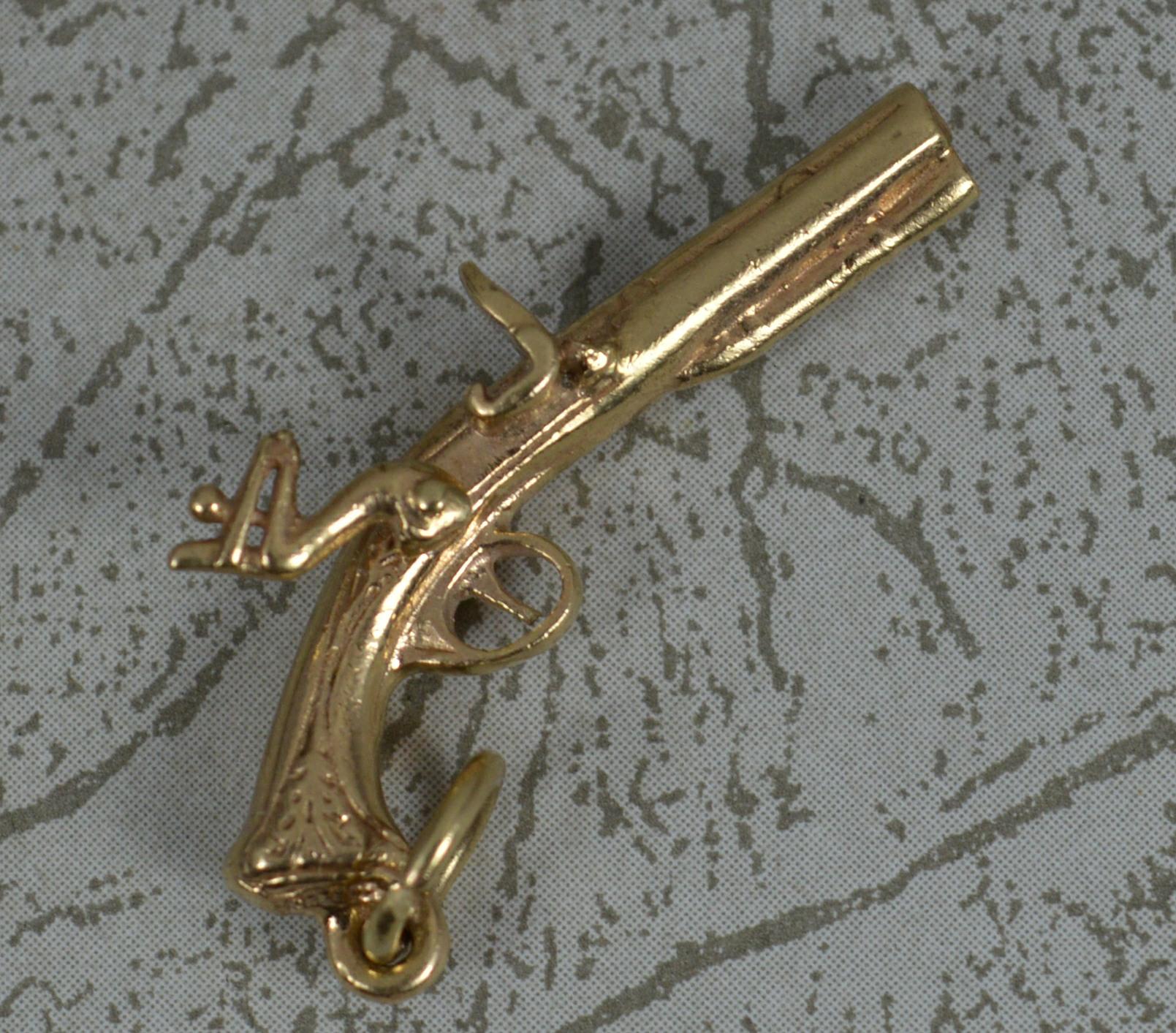 A vintage solid 9 carat gold charm. Pistol shape.

Condition ; Very good. Crisp design. Issue free.

Please view photographs though note they are significantly bigger than the actual item and show any blemishes up more than in real life.

Weight ;