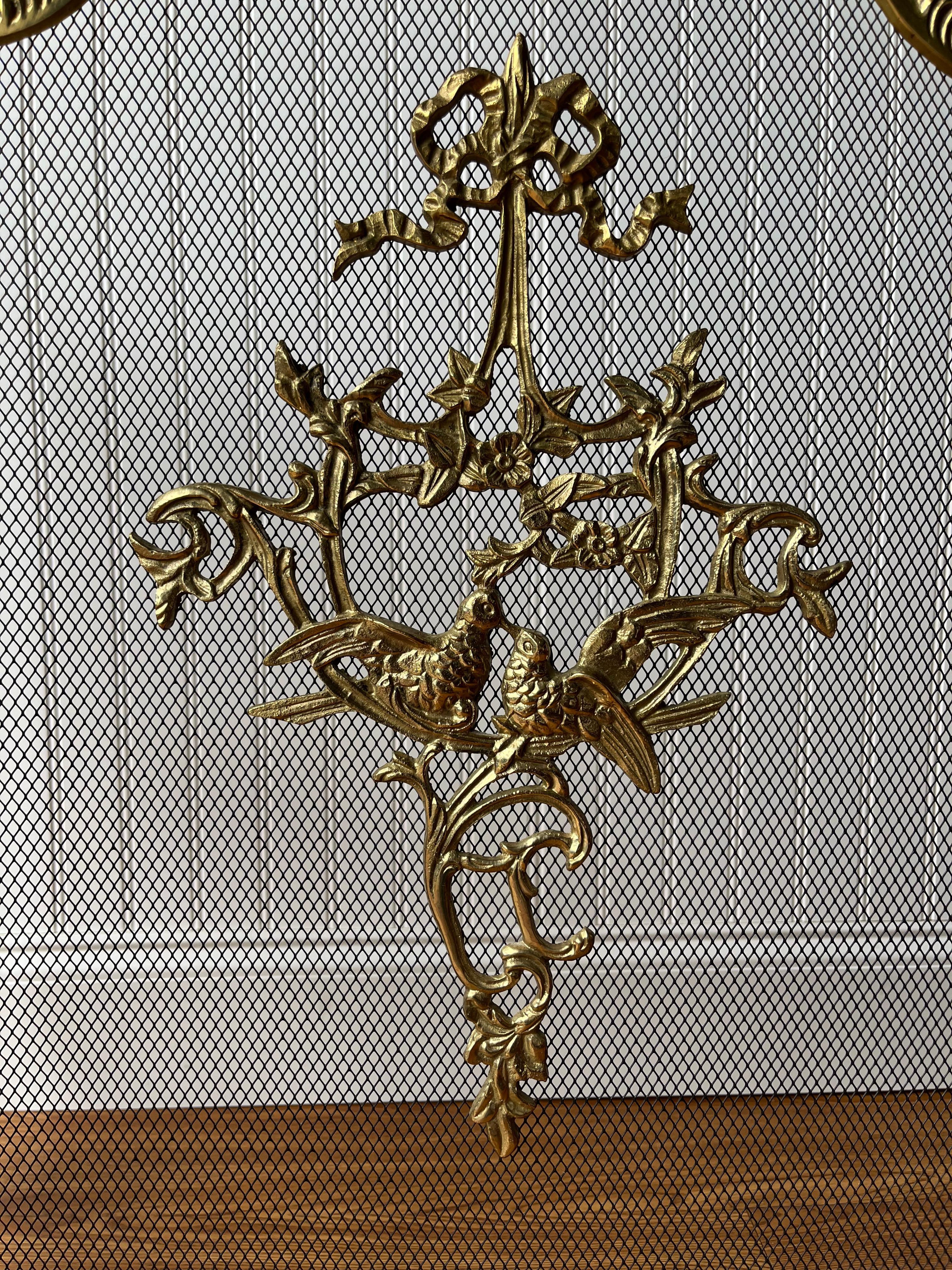 Rara Pantalla de Chimenea de Latón Macizo Estilo French Rococo con Tres Cintas de Pájaros en venta 5