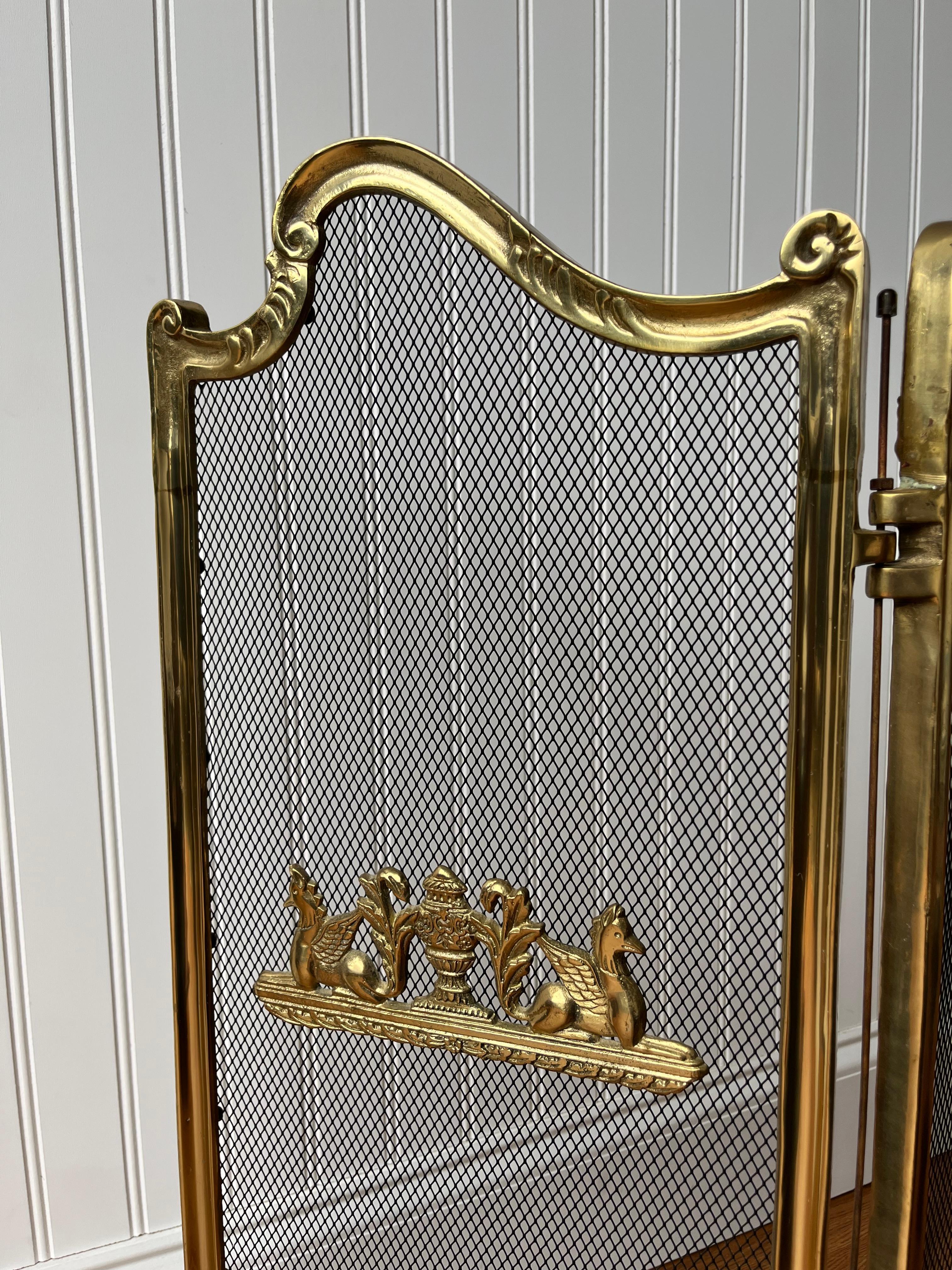 Rara Pantalla de Chimenea de Latón Macizo Estilo French Rococo con Tres Cintas de Pájaros en venta 6