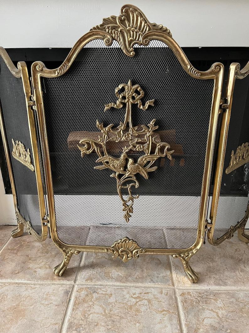 Rara Pantalla de Chimenea de Latón Macizo Estilo French Rococo con Tres Cintas de Pájaros Luis XVI