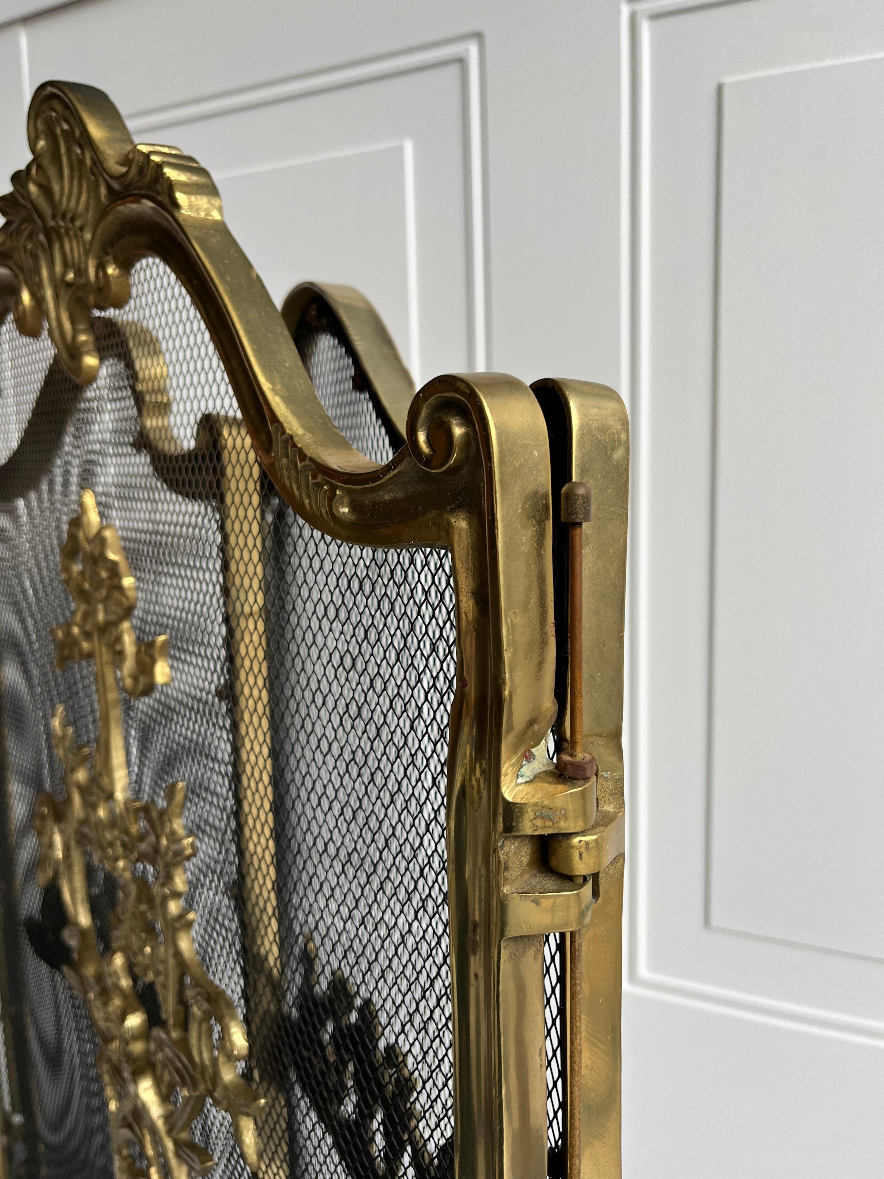 Rara Pantalla de Chimenea de Latón Macizo Estilo French Rococo con Tres Cintas de Pájaros Luis XVI en venta