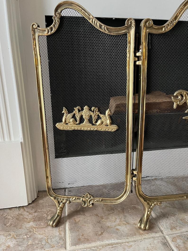 Rara Pantalla de Chimenea de Latón Macizo Estilo French Rococo con Tres Cintas de Pájaros Estadounidense