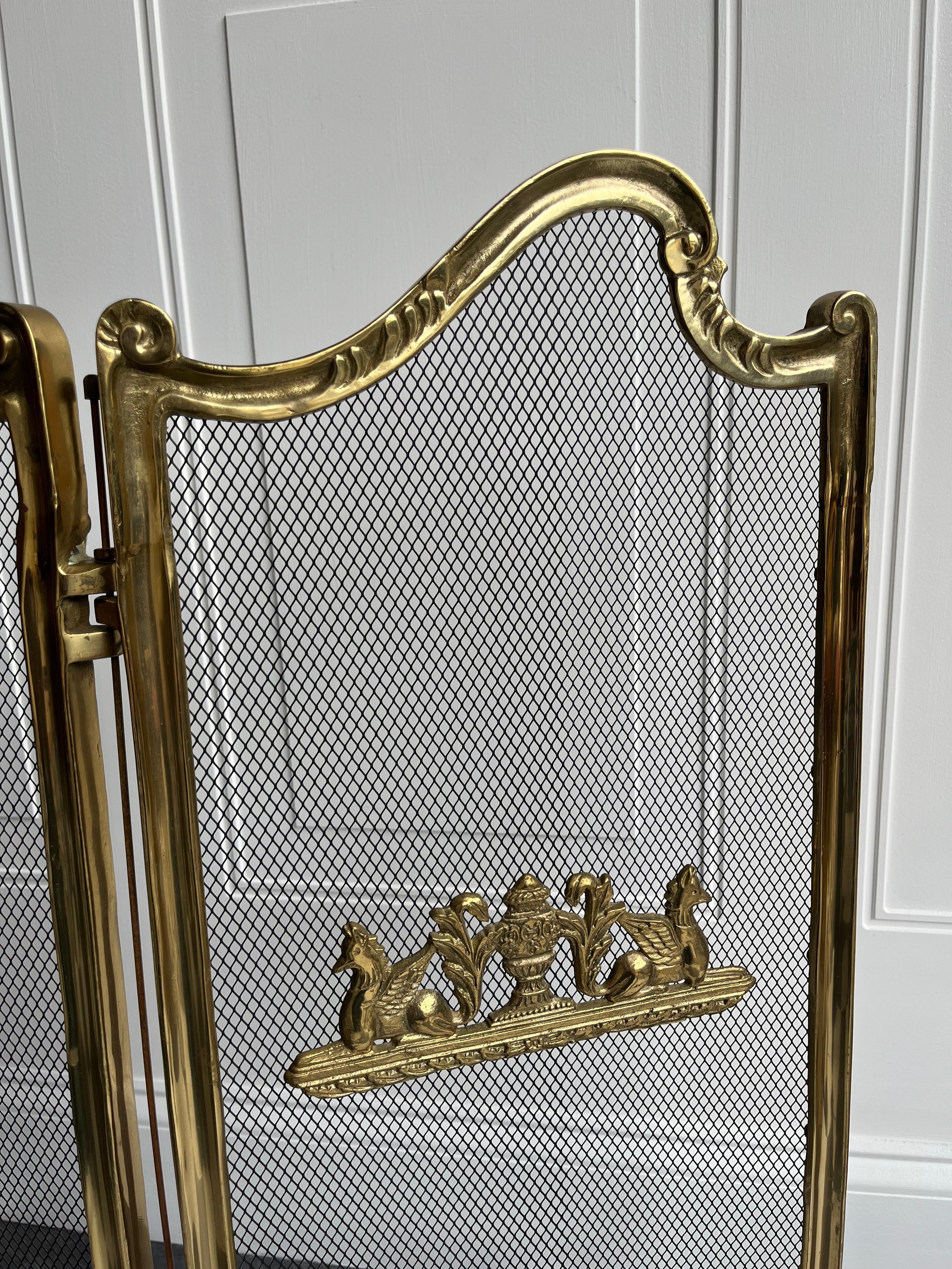 Rara Pantalla de Chimenea de Latón Macizo Estilo French Rococo con Tres Cintas de Pájaros Estadounidense en venta
