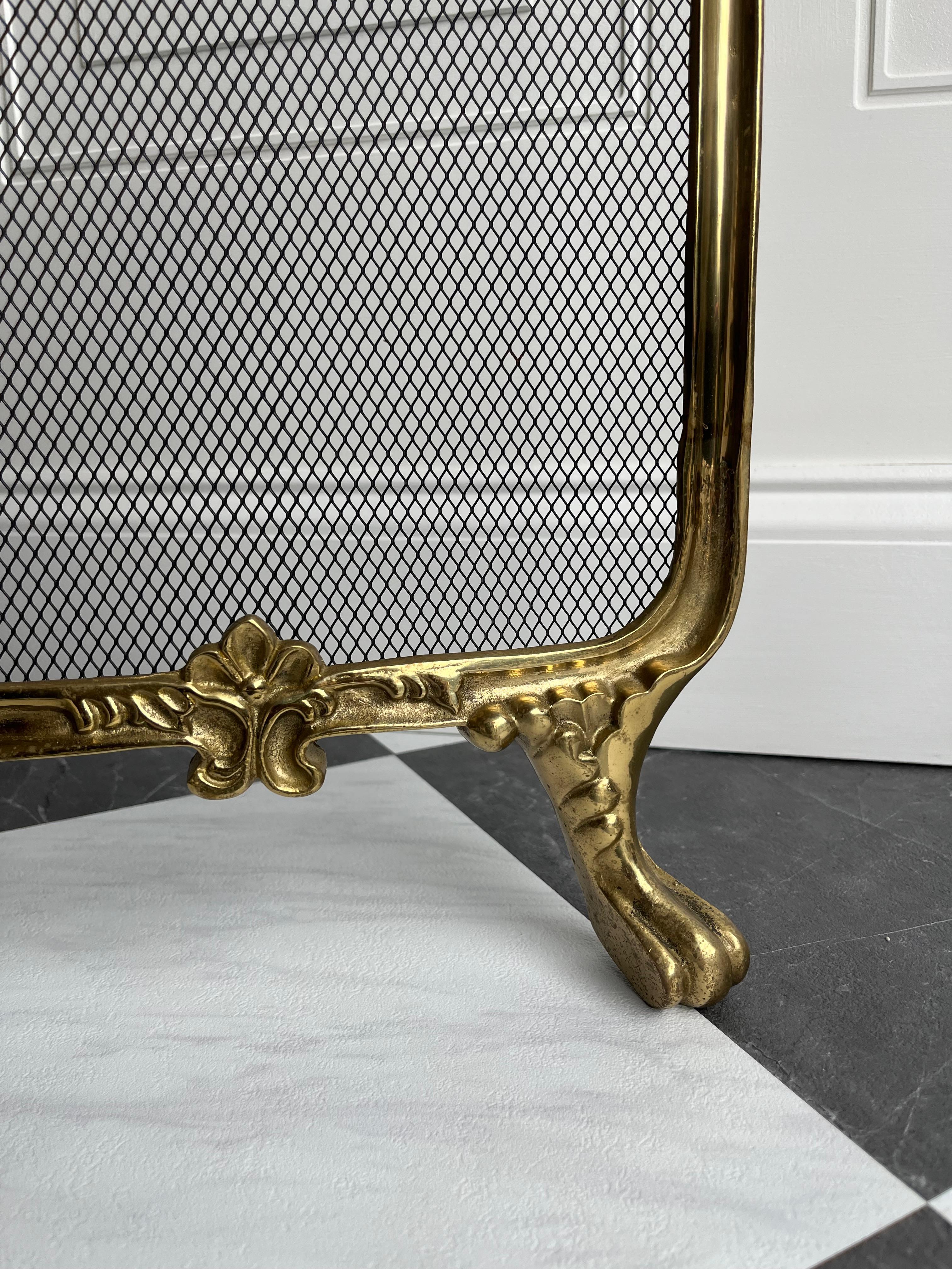 Rara Pantalla de Chimenea de Latón Macizo Estilo French Rococo con Tres Cintas de Pájaros en Bueno estado para la venta en Portsmouth, VA