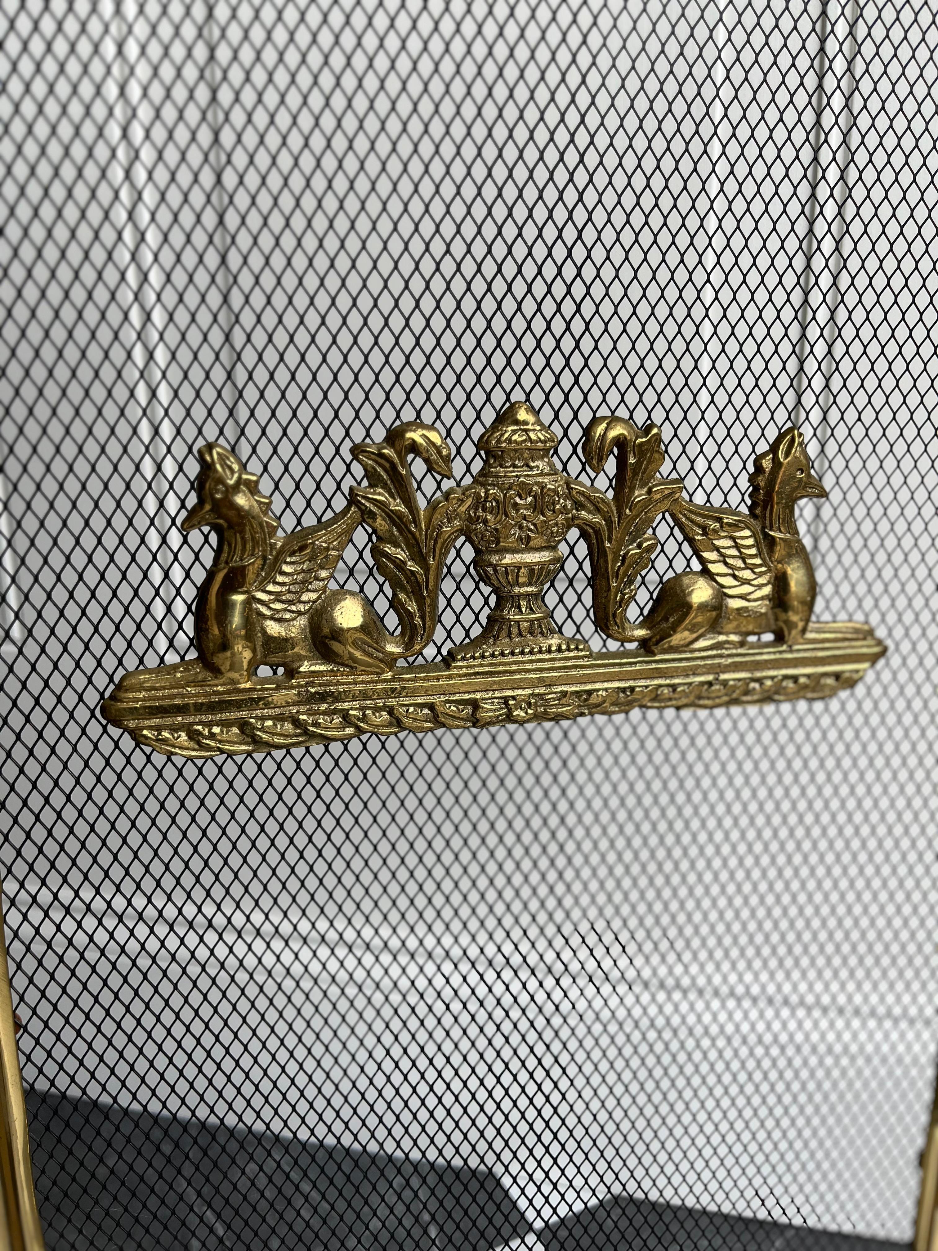 Rara Pantalla de Chimenea de Latón Macizo Estilo French Rococo con Tres Cintas de Pájaros siglo XX en venta