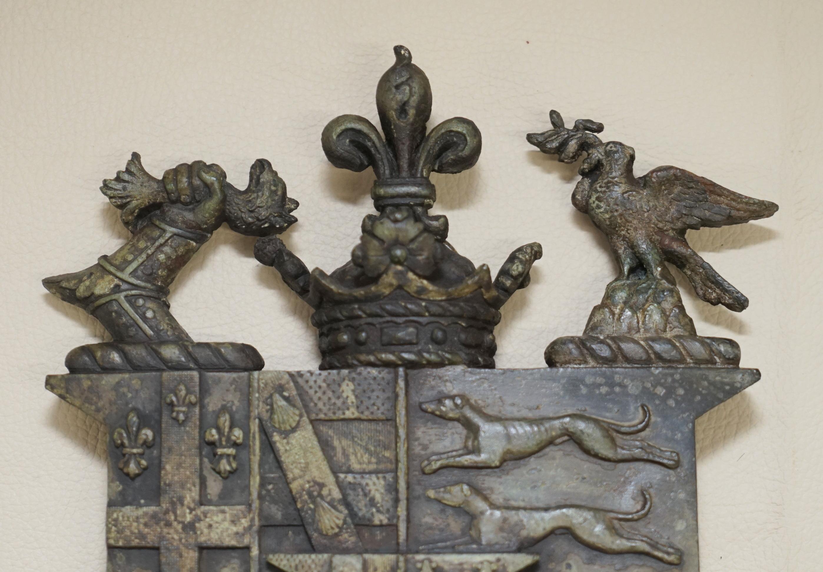 We are delighted to offer for sale this lovely antique solid bronze coat of arms armorial crest with lovely natural verdigris patina 

This is a very good looking and well made coat of arms, I'm not sure who its for but it looks very Royal and