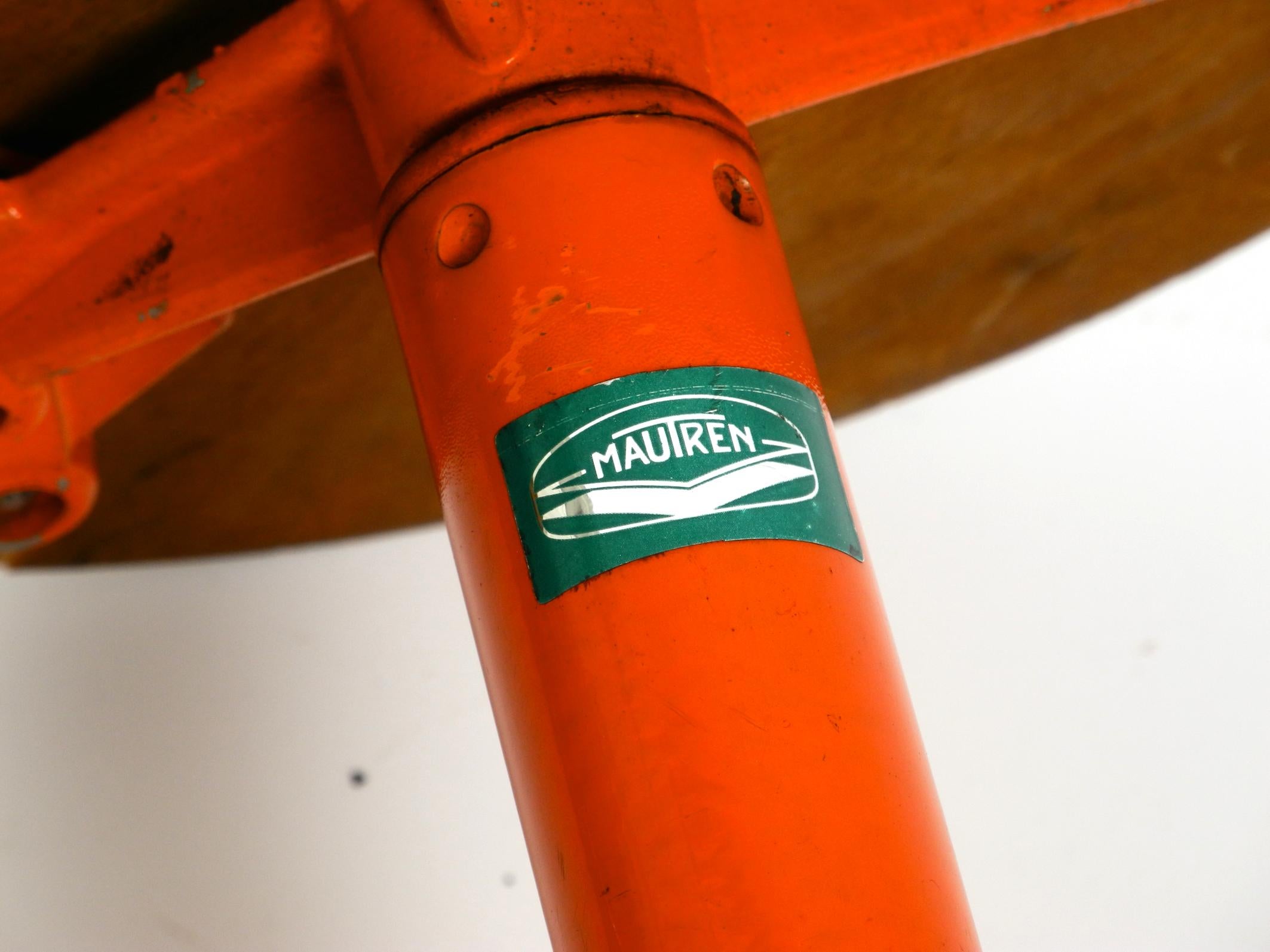 Rare tabouret en métal massif de l'industrie italienne du milieu du siècle par Mautren en orange rare en vente 4